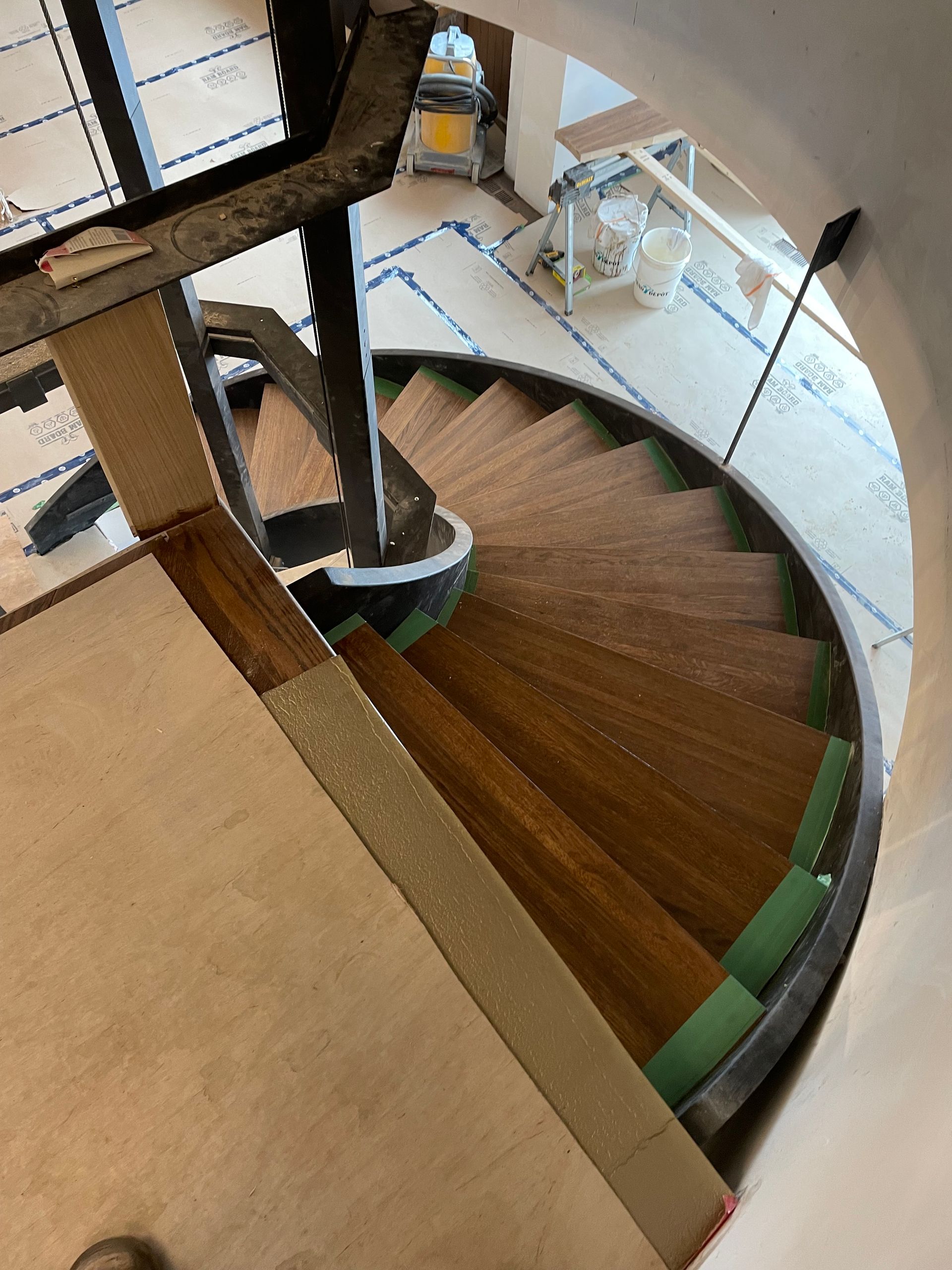 Un escalier en colimaçon est en cours de construction dans un immeuble