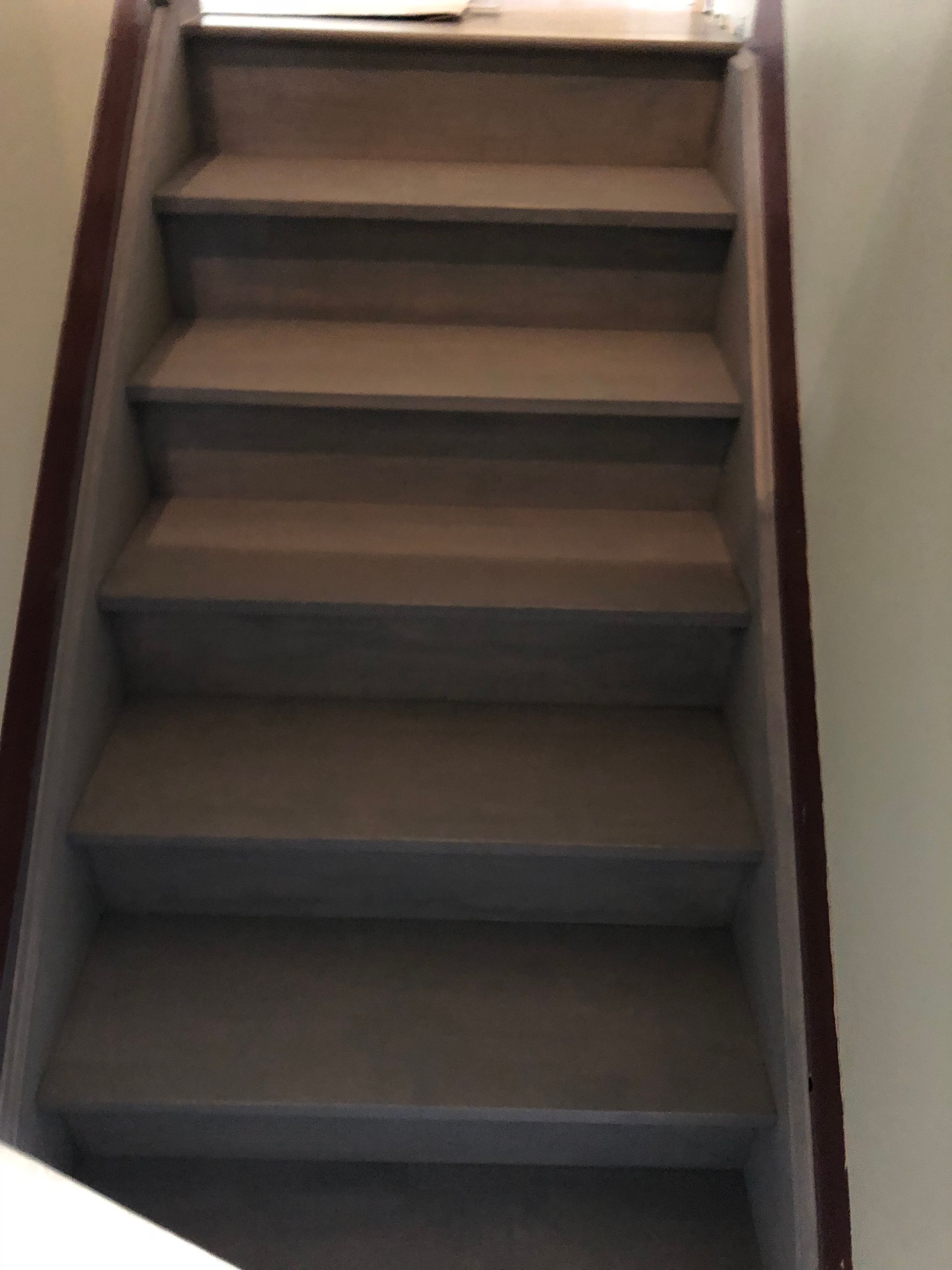 Un escalier menant au deuxième étage