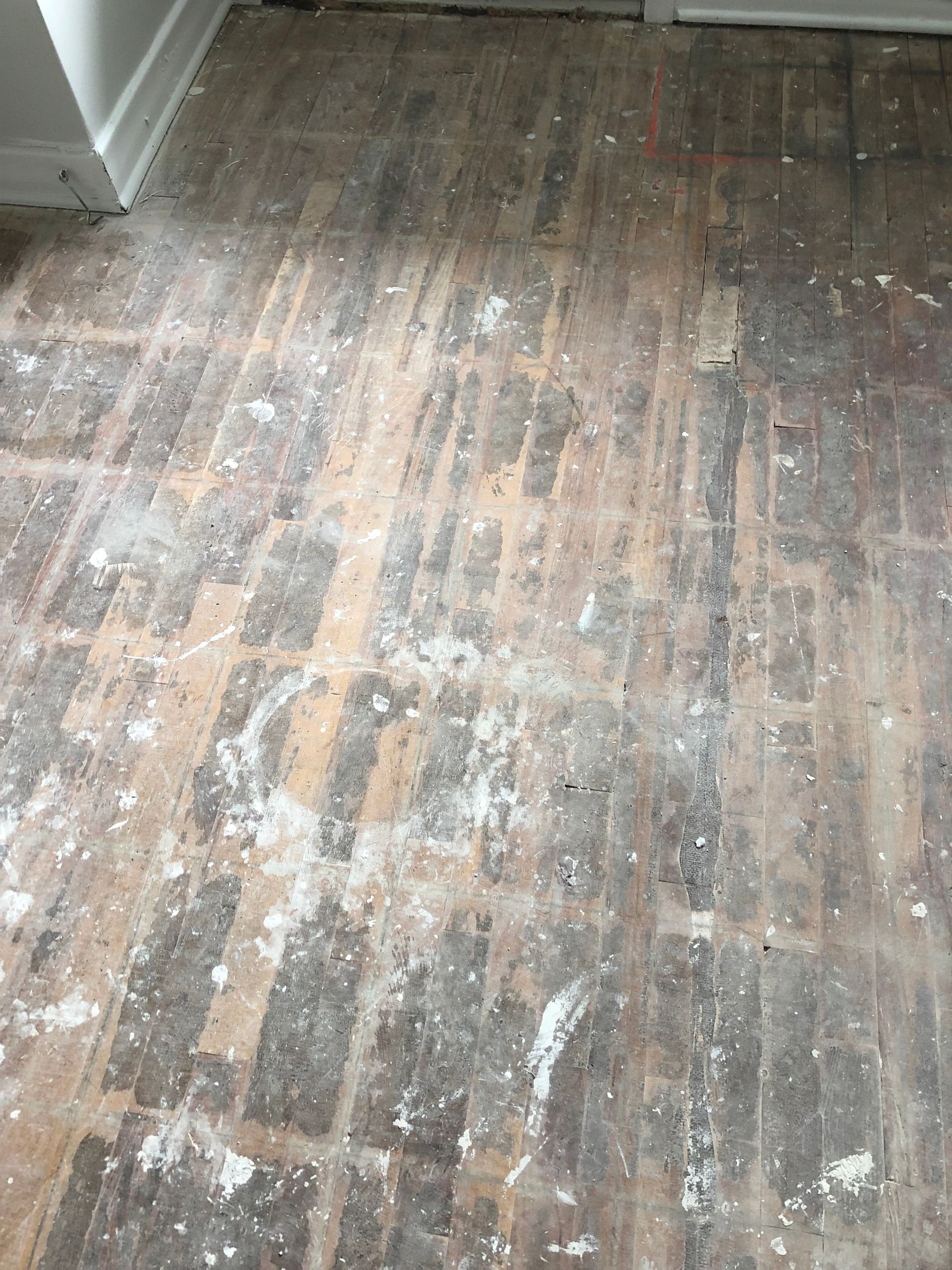 Un parquet sale avec beaucoup de poussière dessus.