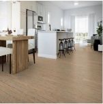 Un séjour avec table et chaises et une cuisine avec parquet au sol.