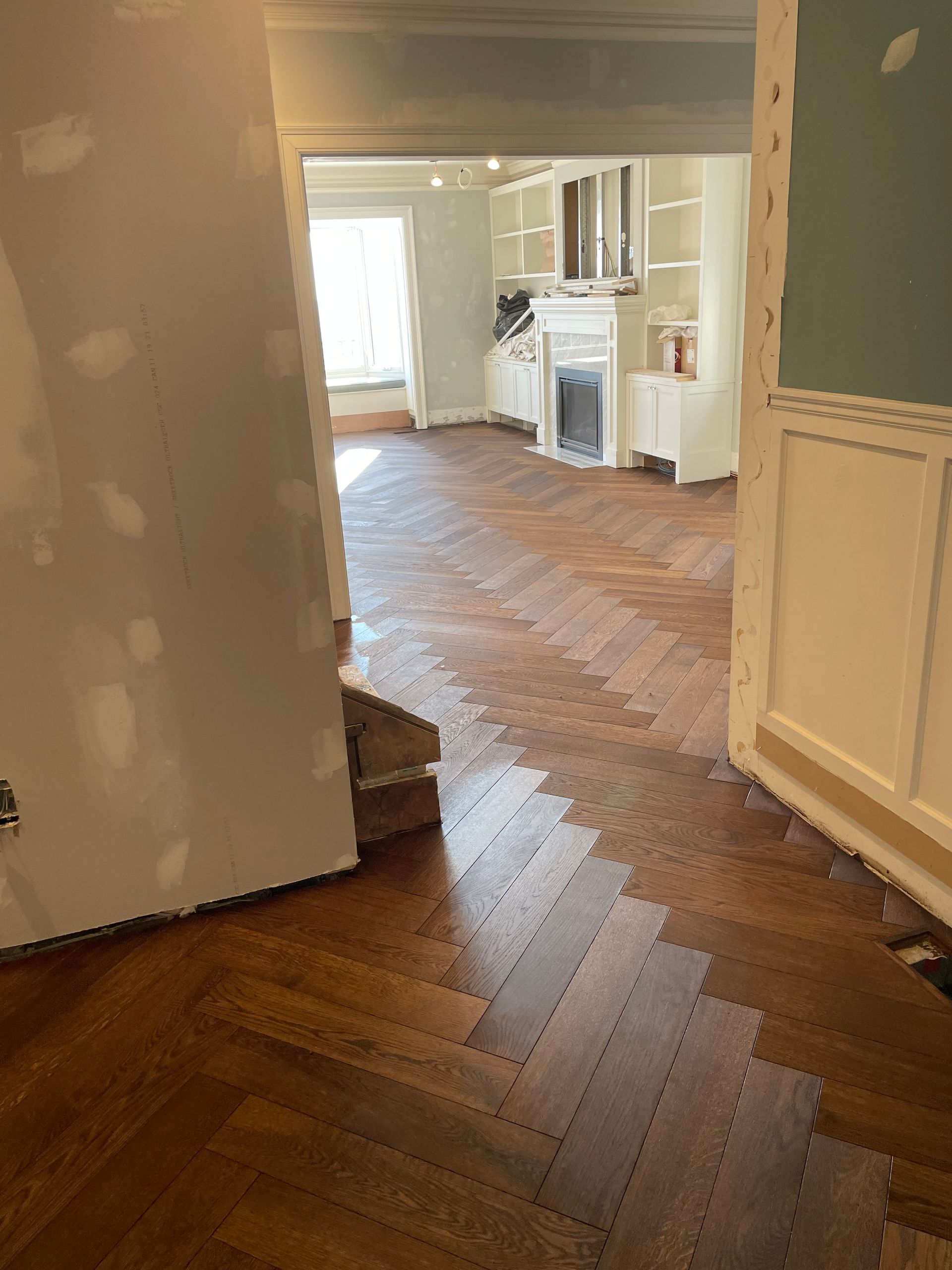 Un séjour avec parquet au sol et cheminée.