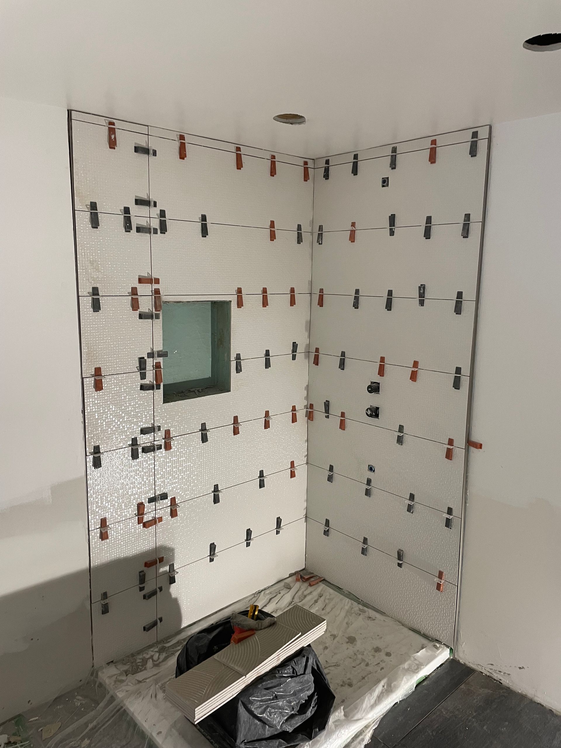 Une pièce avec beaucoup de carrelage au mur