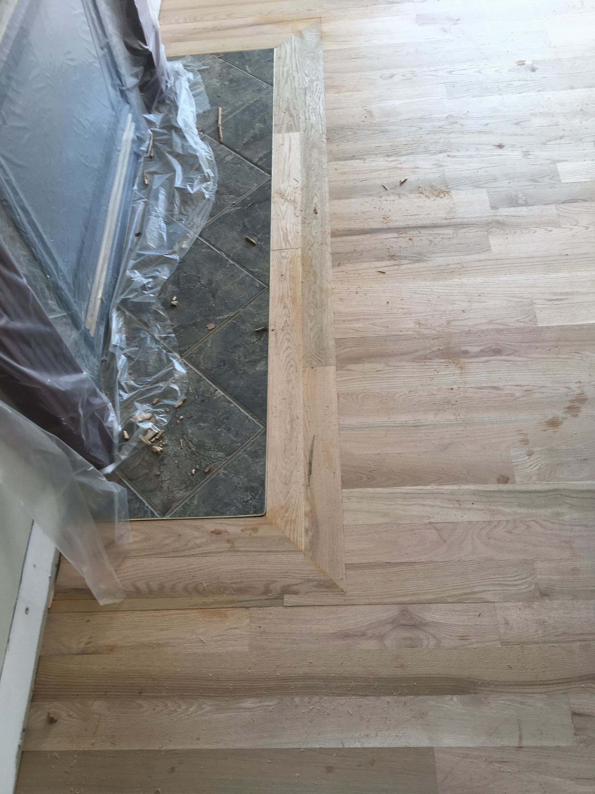 Un parquet à côté d'une cheminée dans un salon.