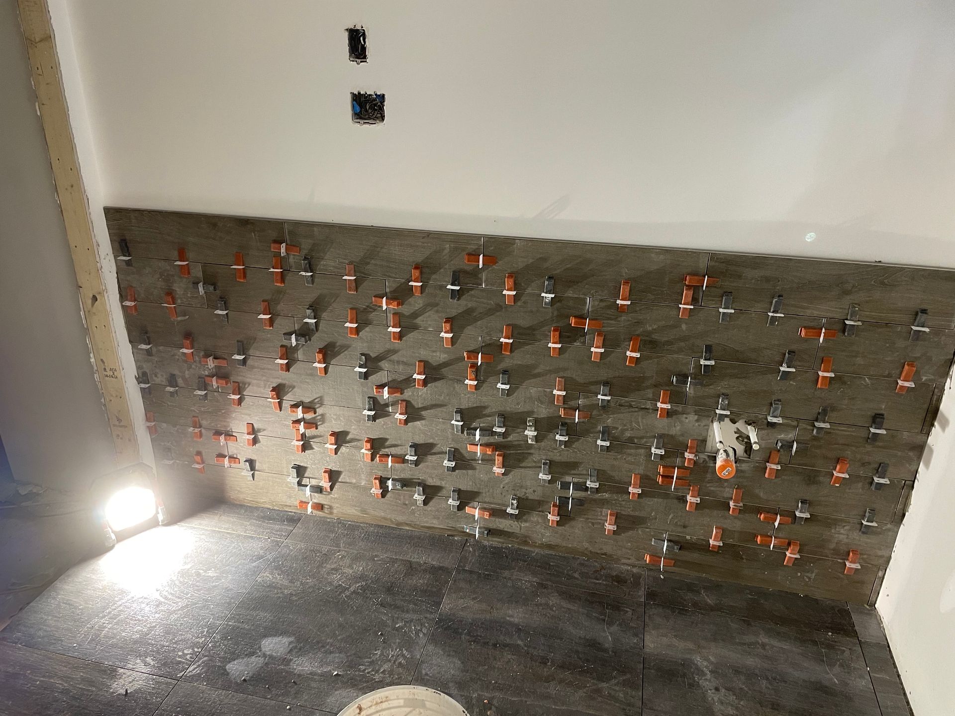 Un mur avec beaucoup de clous est en train d'être construit.