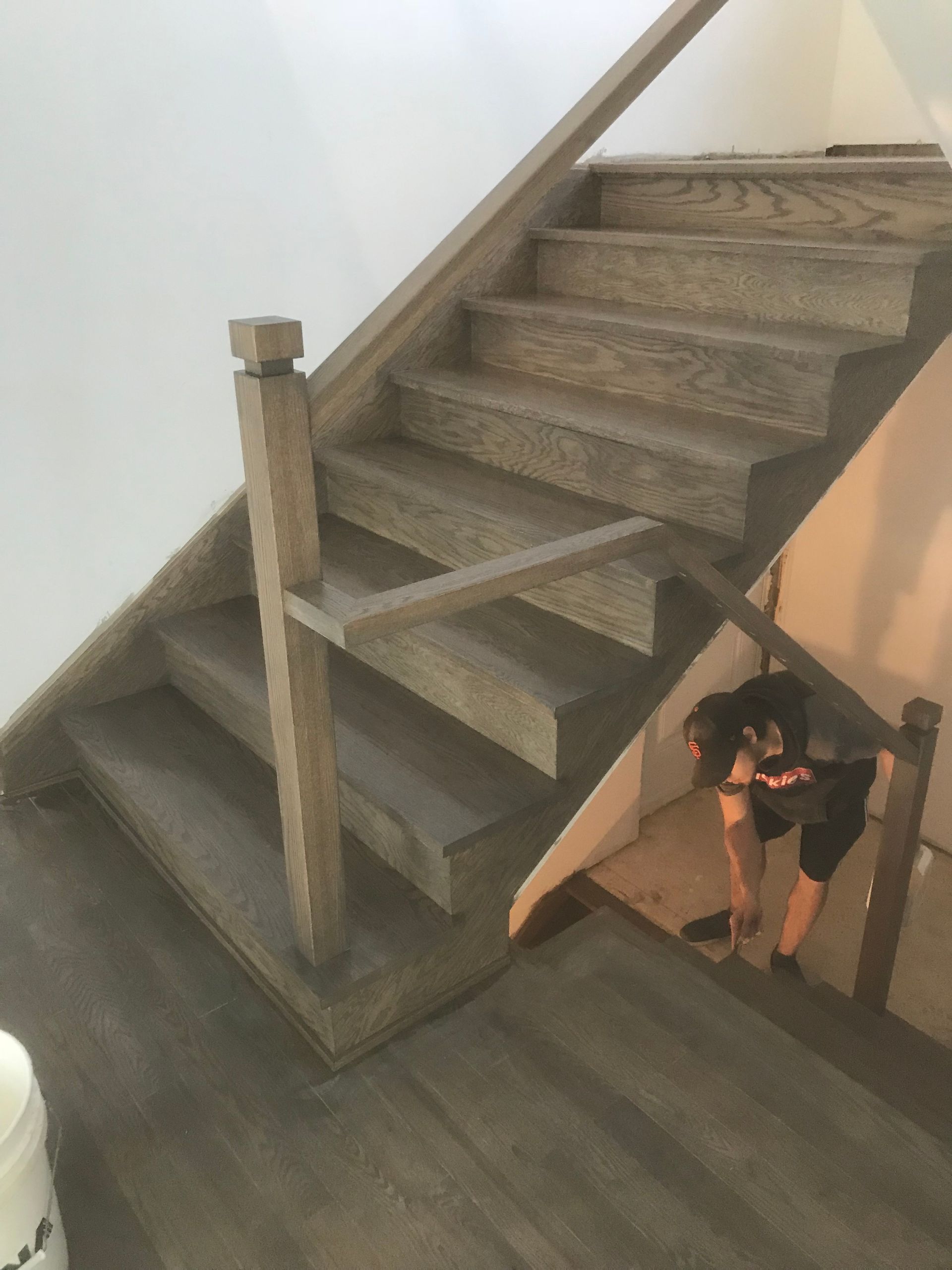 Un homme est agenouillé sur un escalier