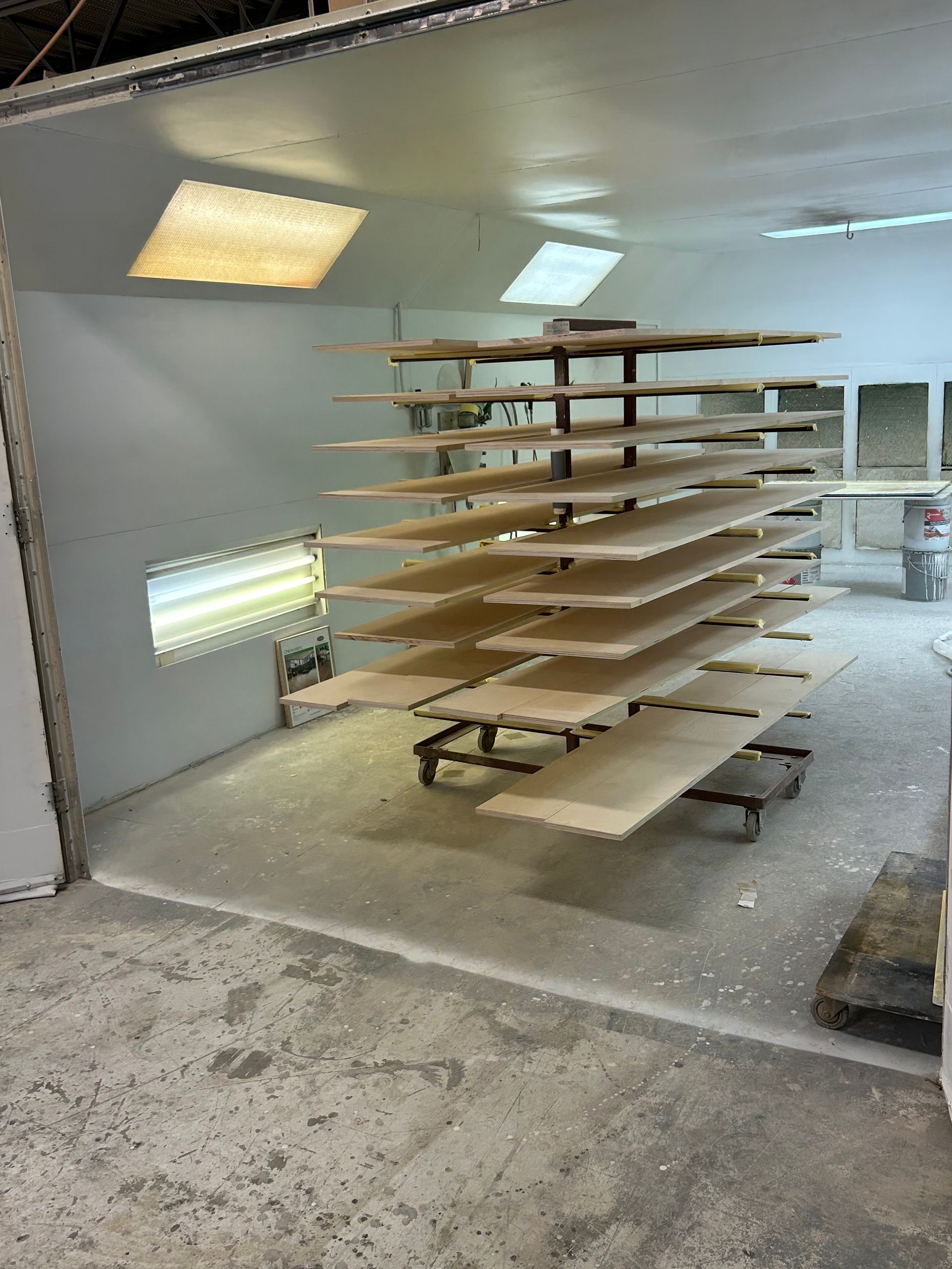 Une pièce avec beaucoup d'étagères en bois