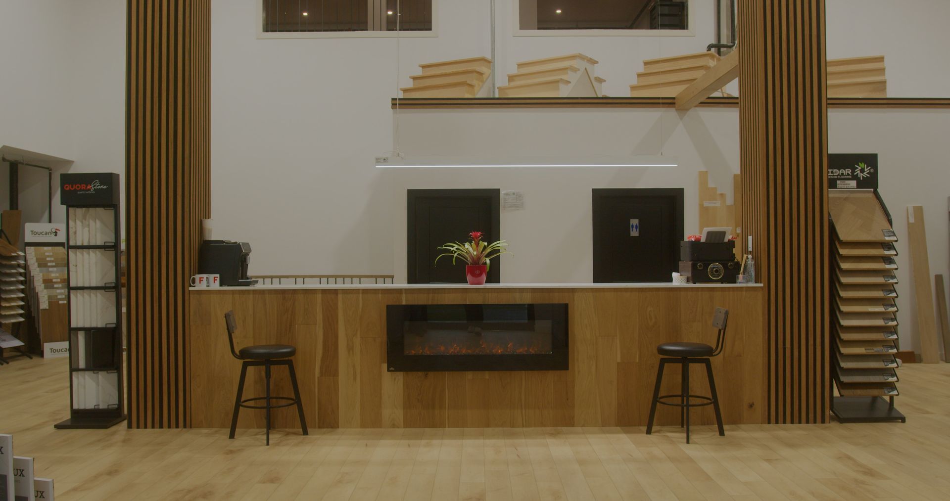 Il y a une cheminée au milieu de la pièce.