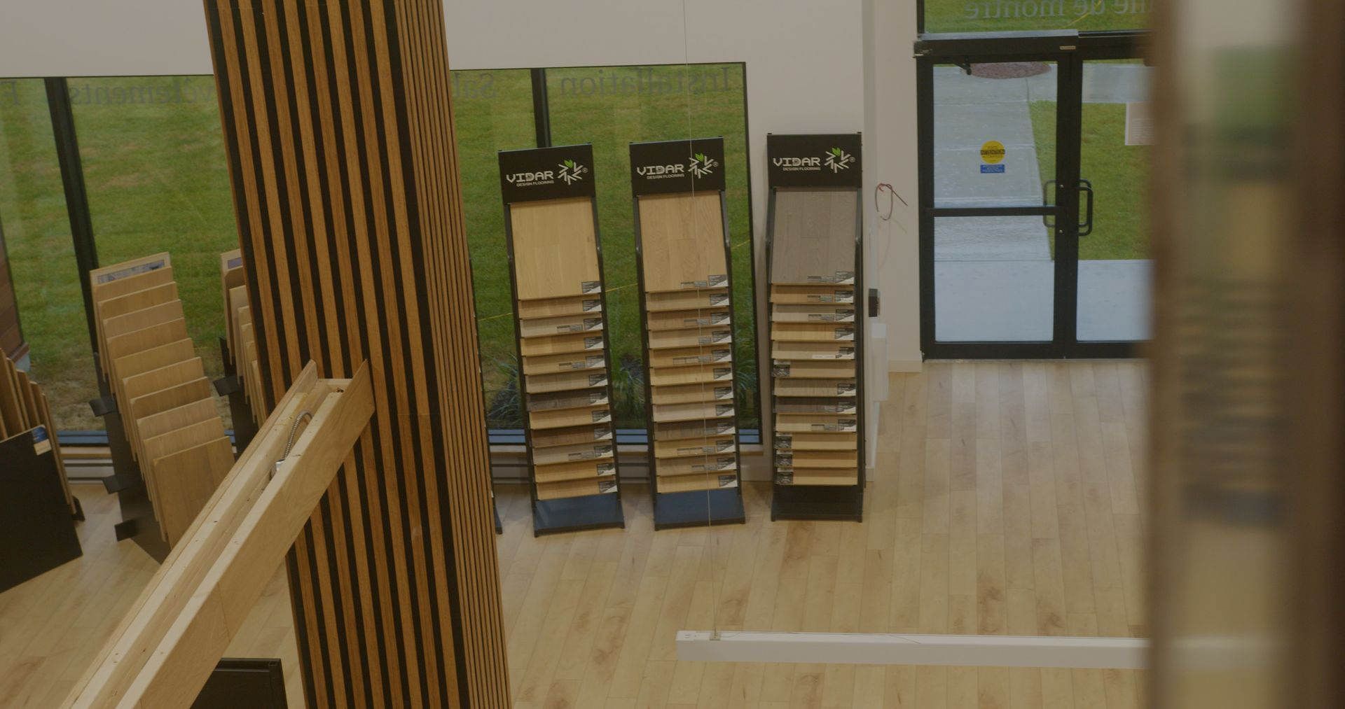 Une vue aérienne d'un présentoir en bois dans un magasin.