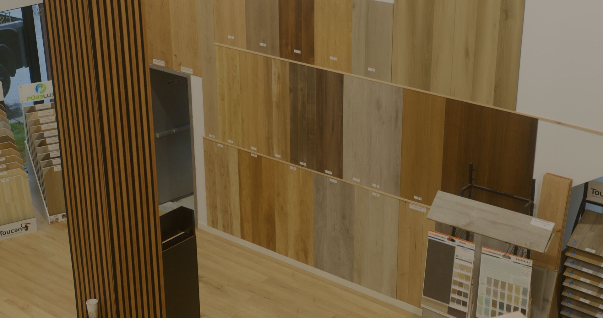 Il y a de nombreux types de bois différents dans cette pièce.