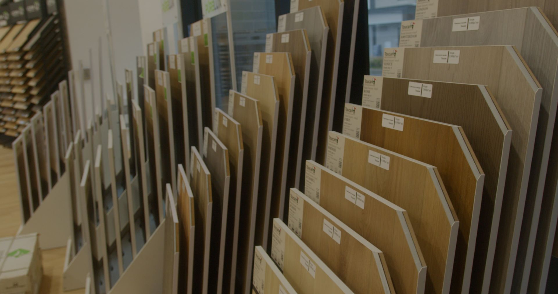 Une exposition de parquet dans un magasin.