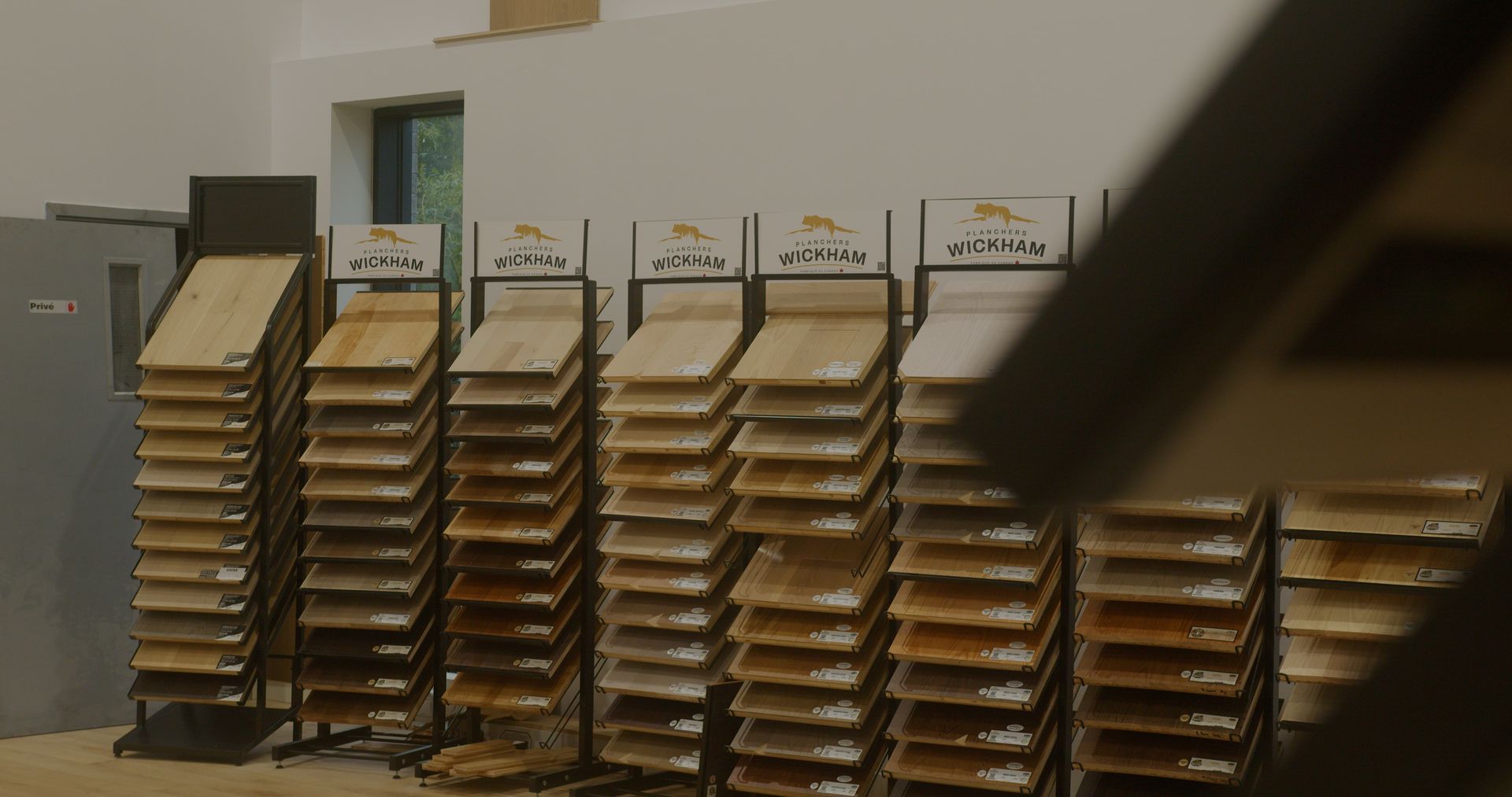 Une pièce remplie de nombreuses étagères en bois.