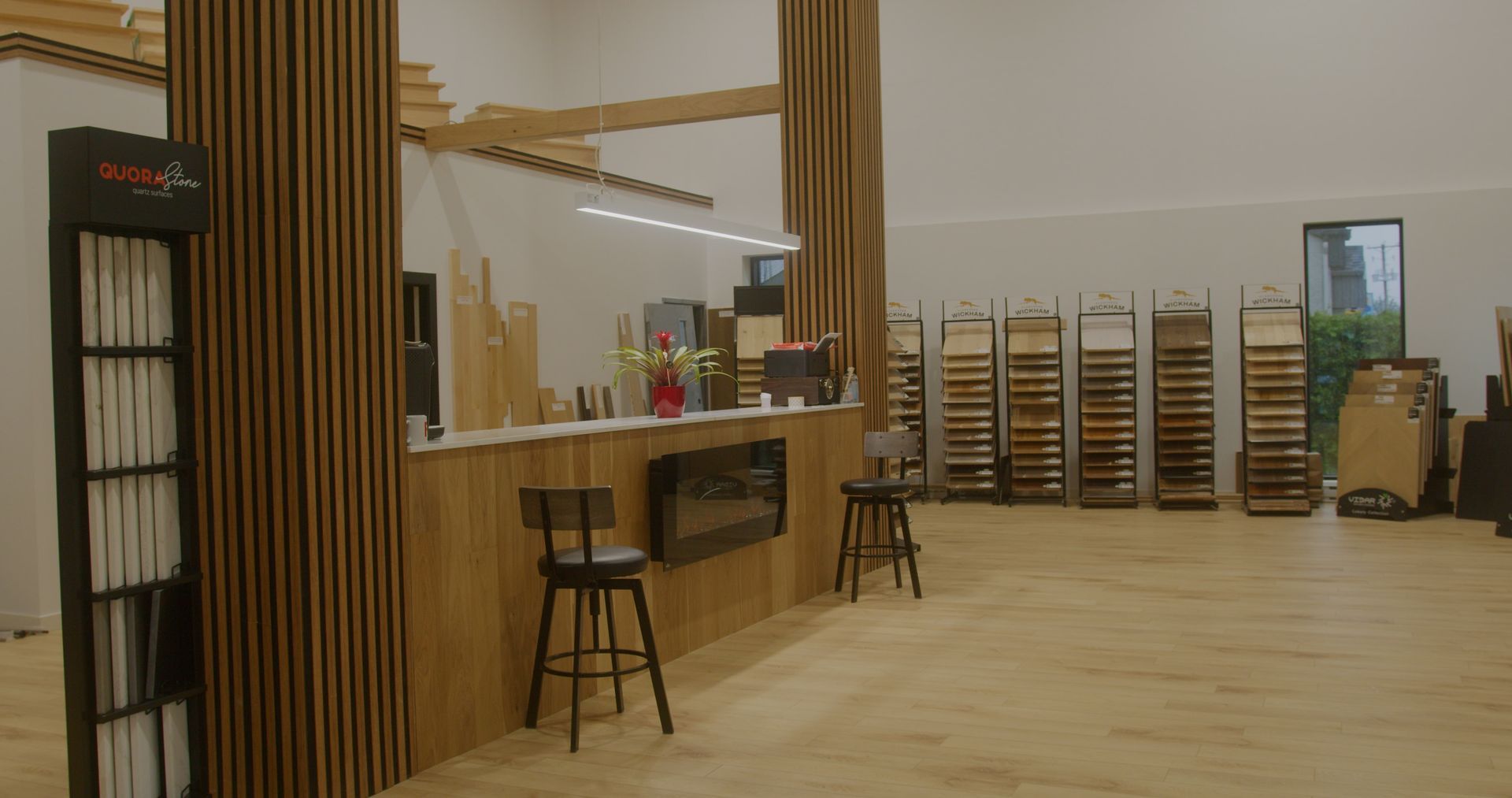 Une grande pièce avec un comptoir en bois et des chaises à l'intérieur.