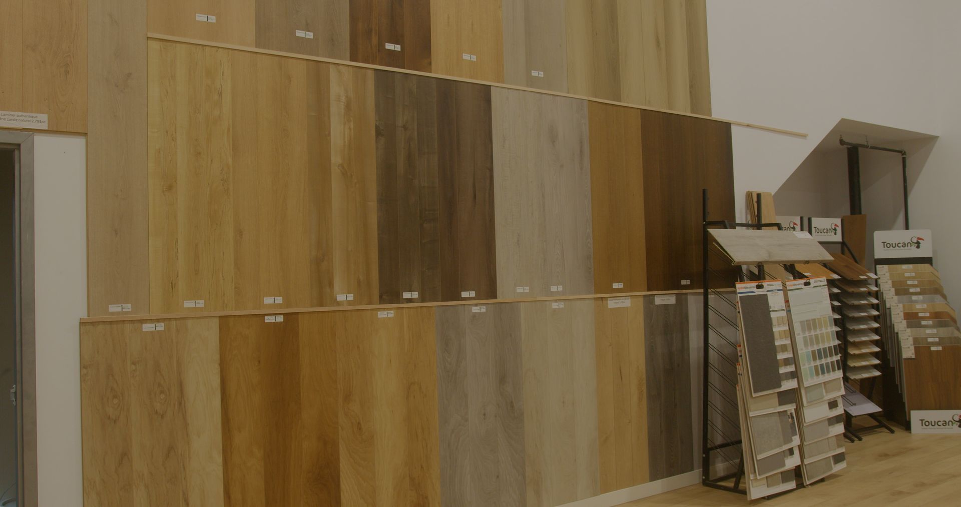 Une pièce remplie de nombreux types de parquets différents.