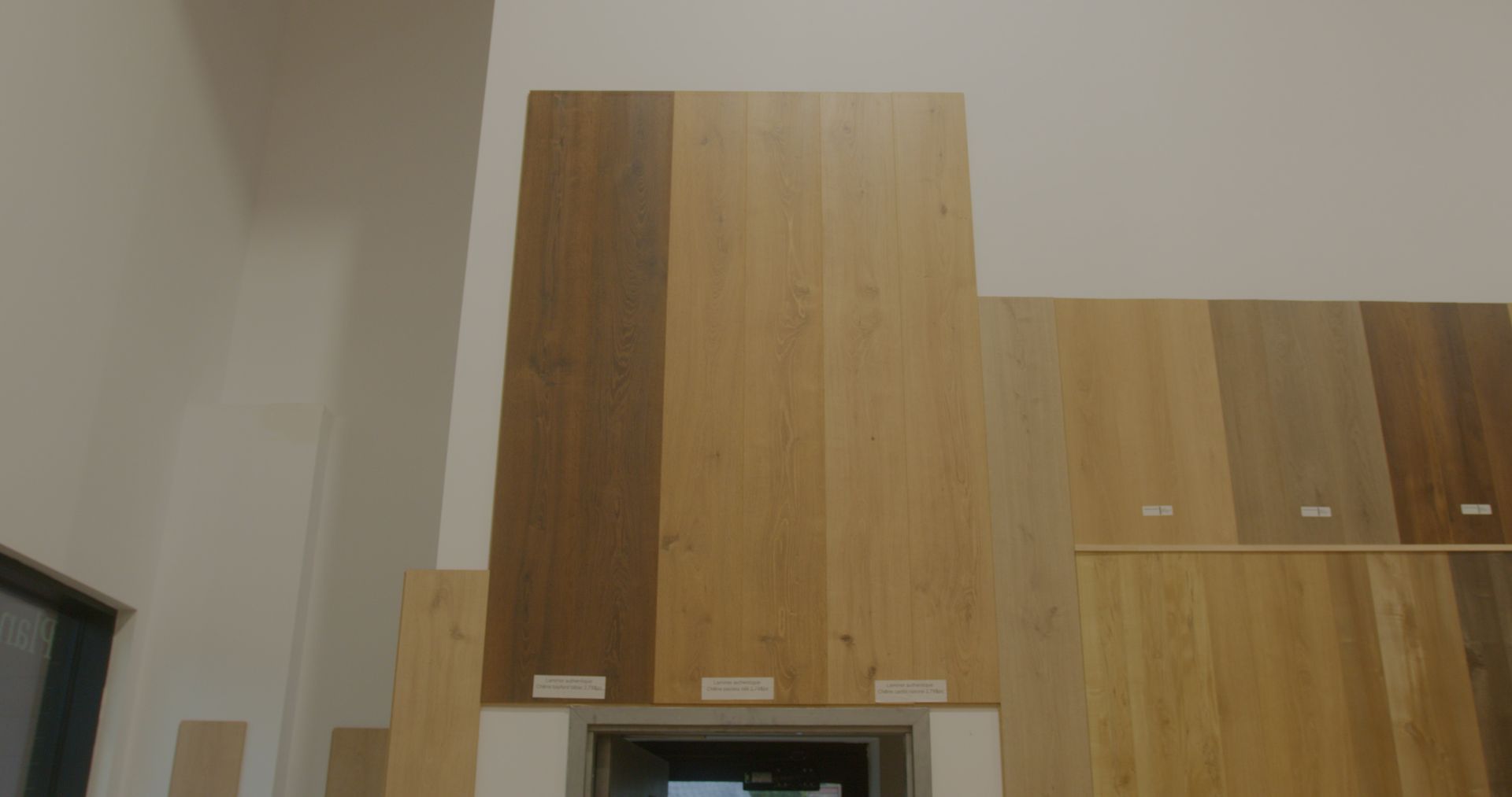 Une pièce avec beaucoup de planches de bois sur le mur