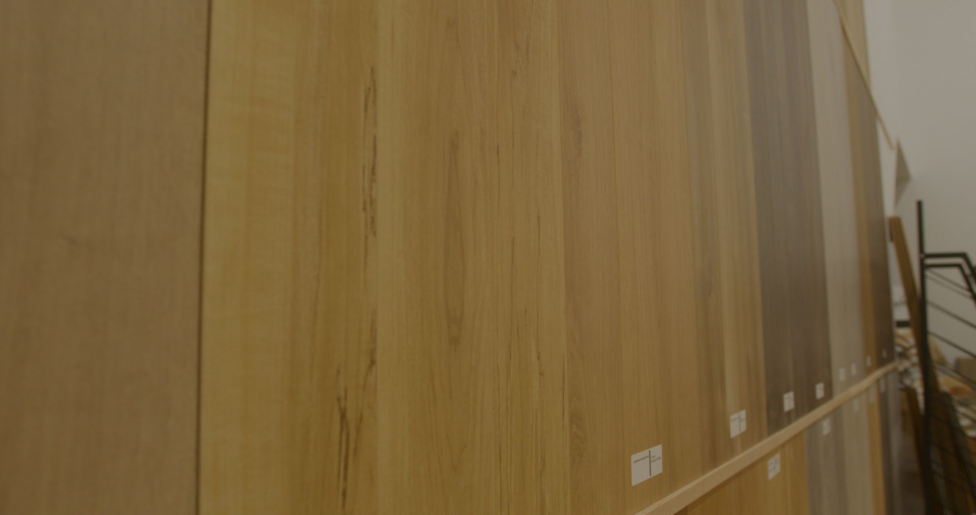 Une rangée de planches de bois sont empilées les unes sur les autres dans une pièce.