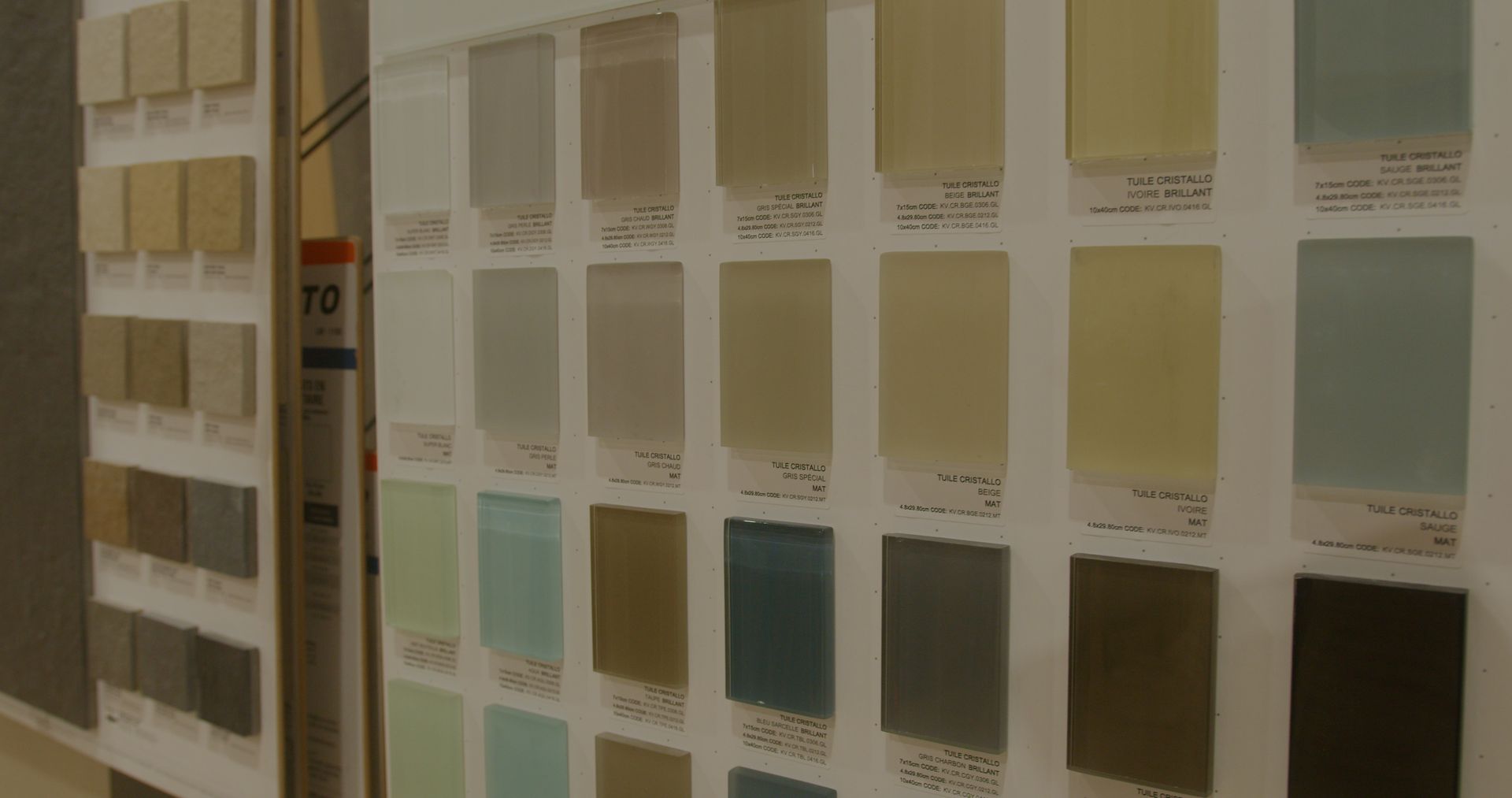 Une vitrine remplie de nombreuses tuiles de couleurs différentes.