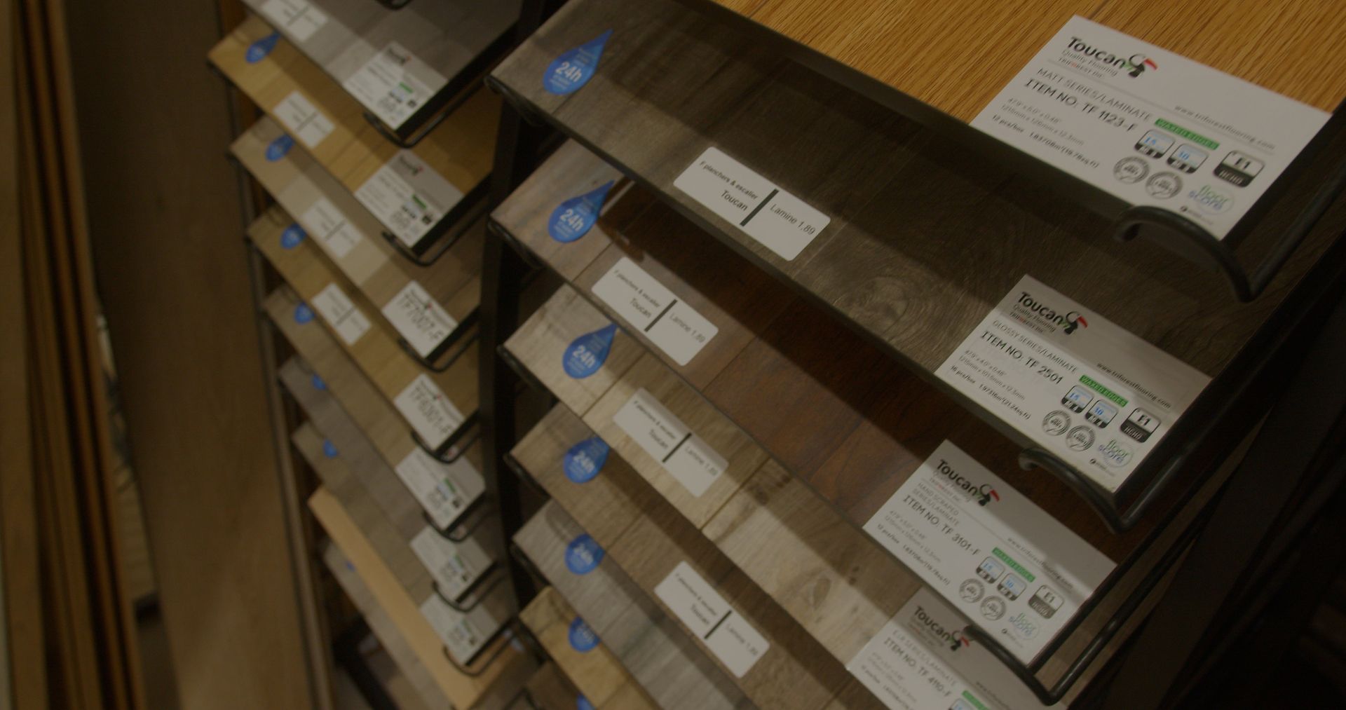 Une exposition de parquet dans un magasin.