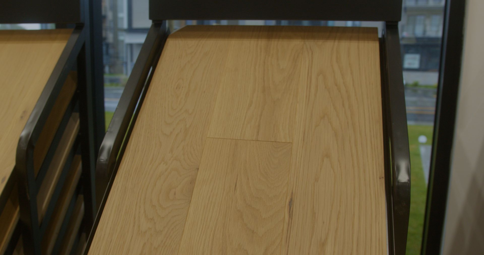 Un escalier en bois avec une rampe en métal et un plancher en bois.