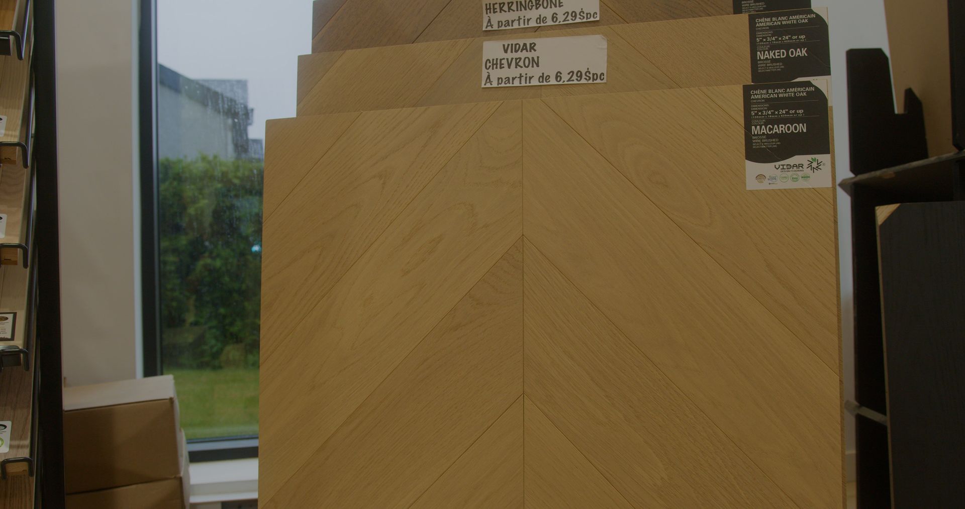 Une pile de boîtes en carton posées les unes sur les autres dans une pièce.