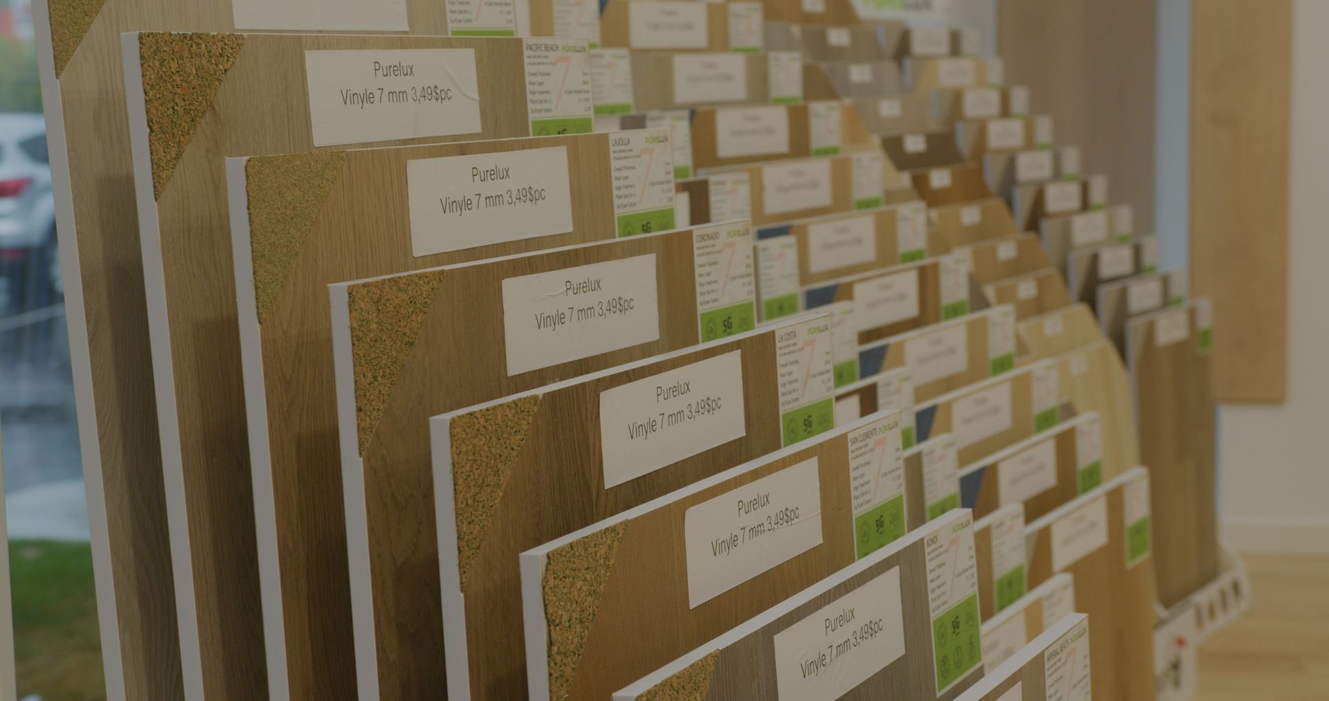 Une pile de planches de bois posées les unes sur les autres sur une table.