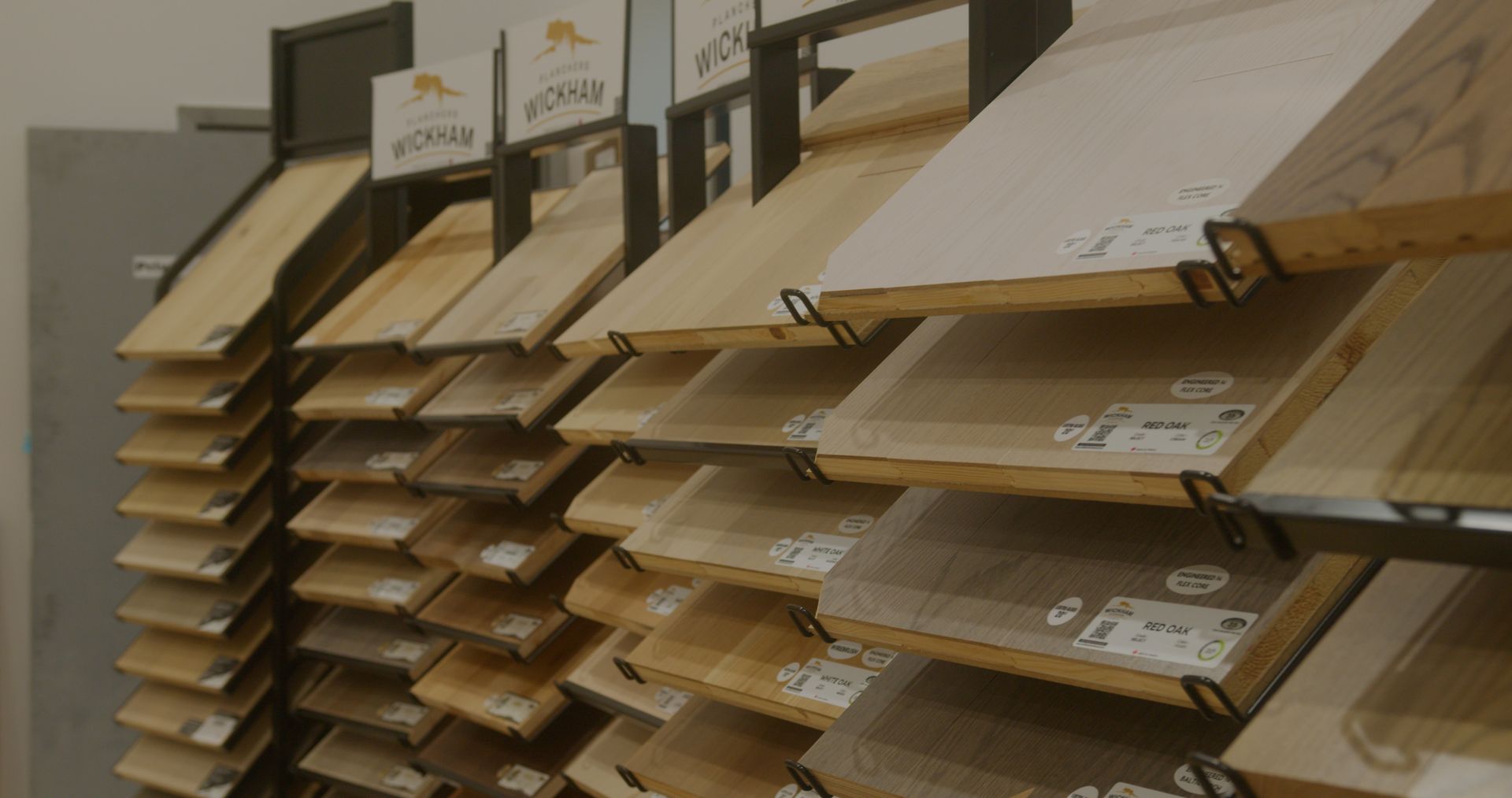 Une exposition de parquet dans un magasin.