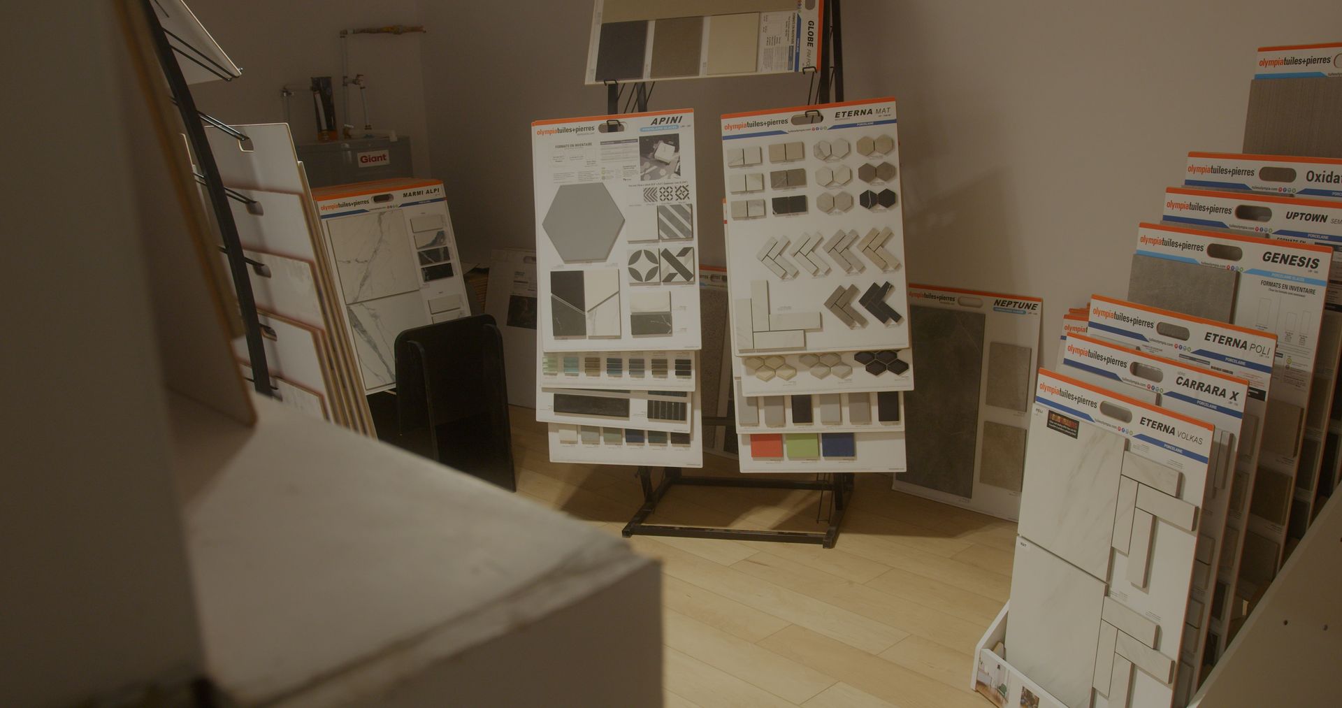 Il y a de nombreux types de carreaux différents exposés dans cette salle.