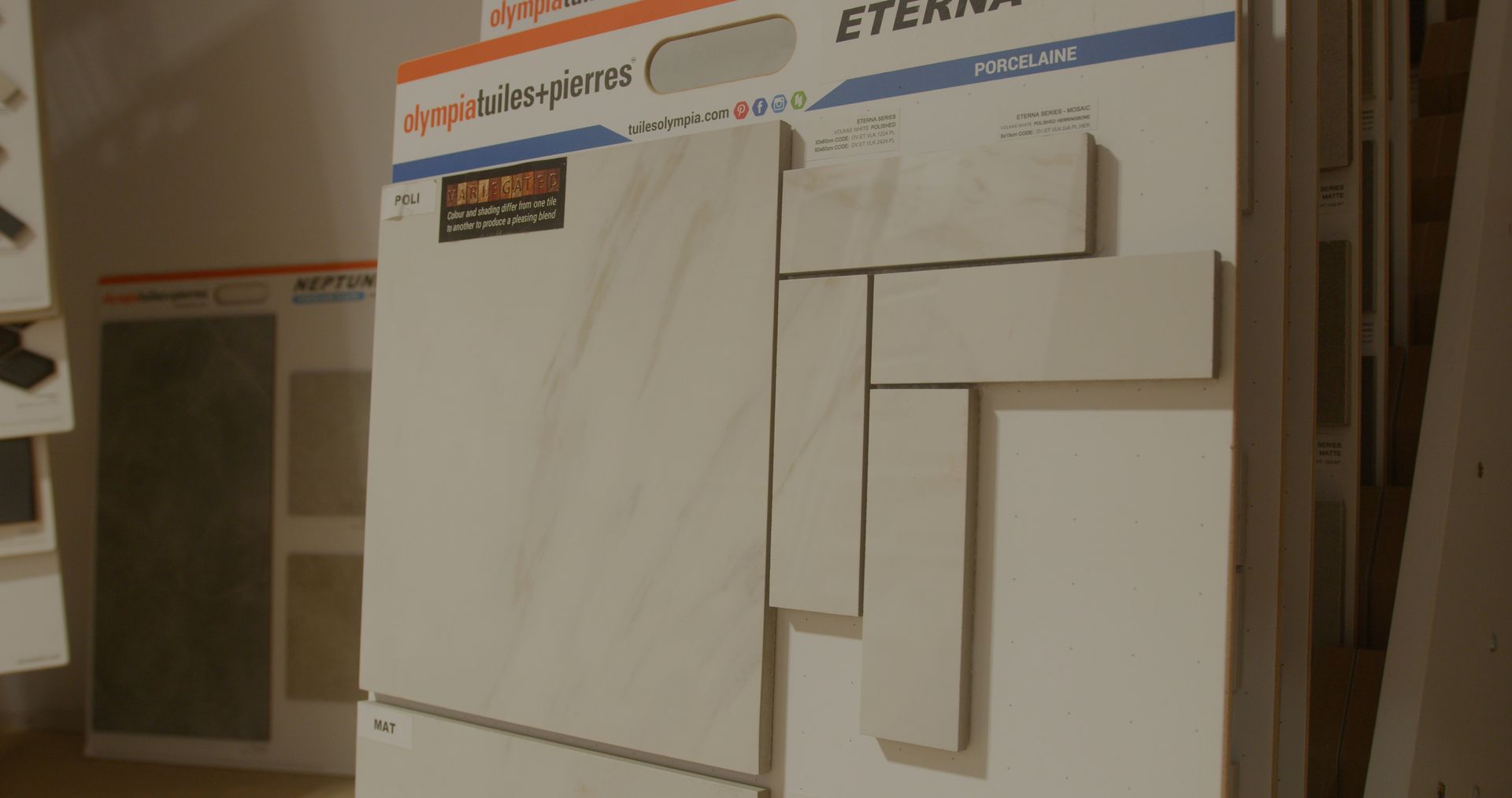 Une pile de tuiles posées les unes sur les autres dans un magasin.