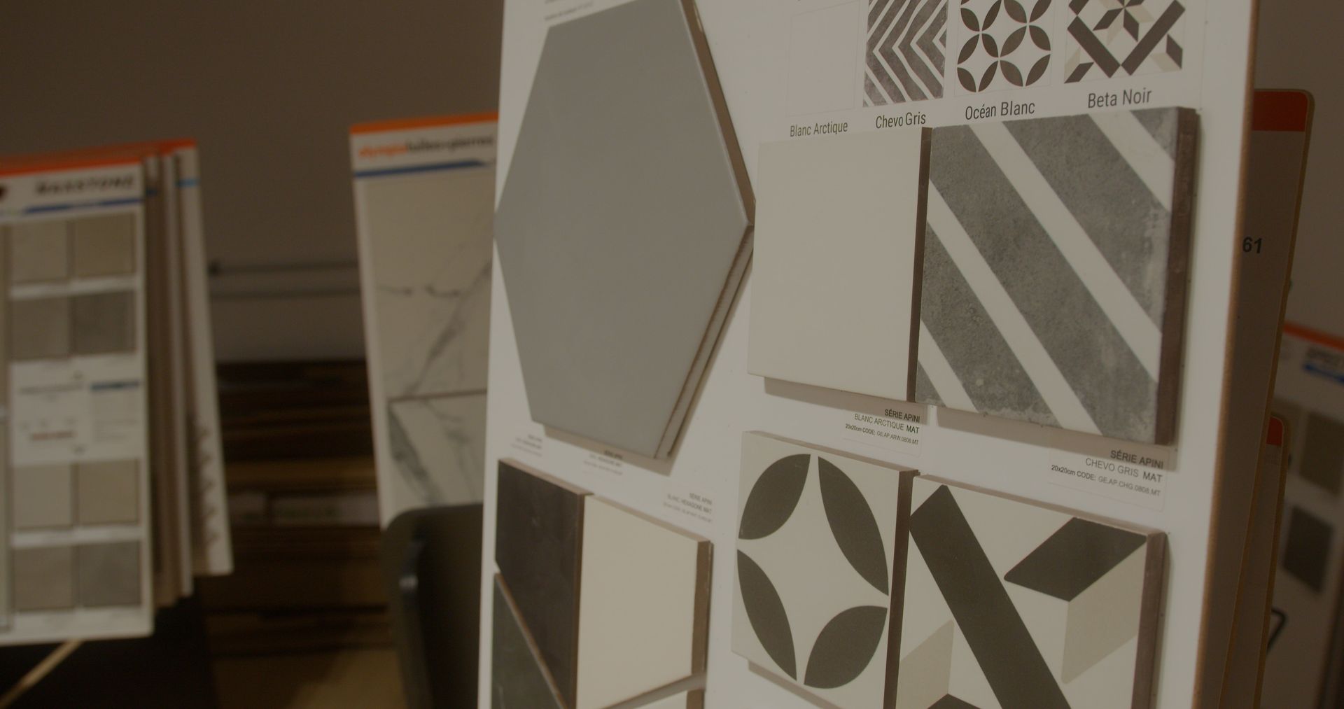 Un étalage de tuiles sur une table dans un magasin.