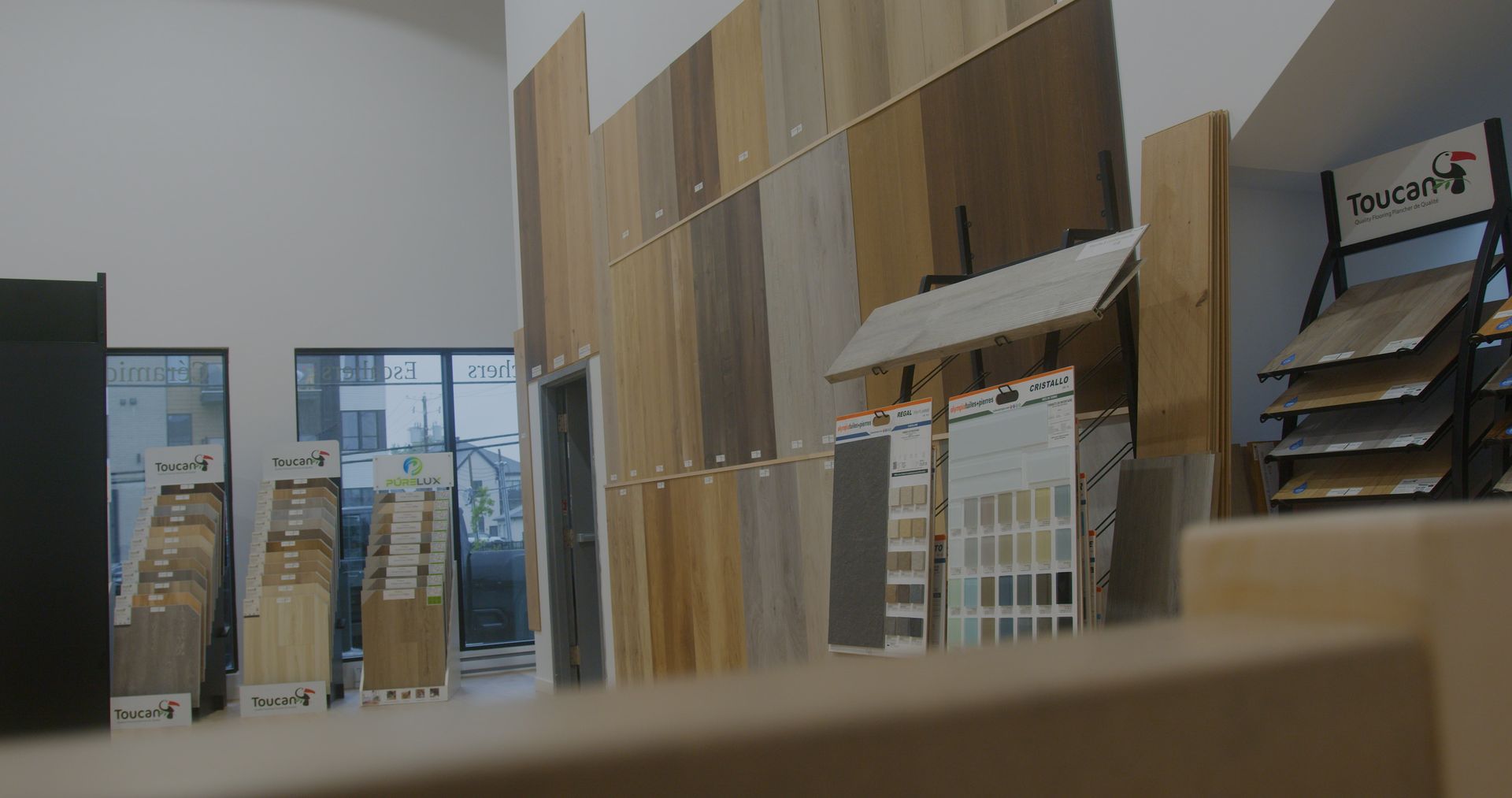 Une pièce remplie de nombreux présentoirs et boîtes en bois.