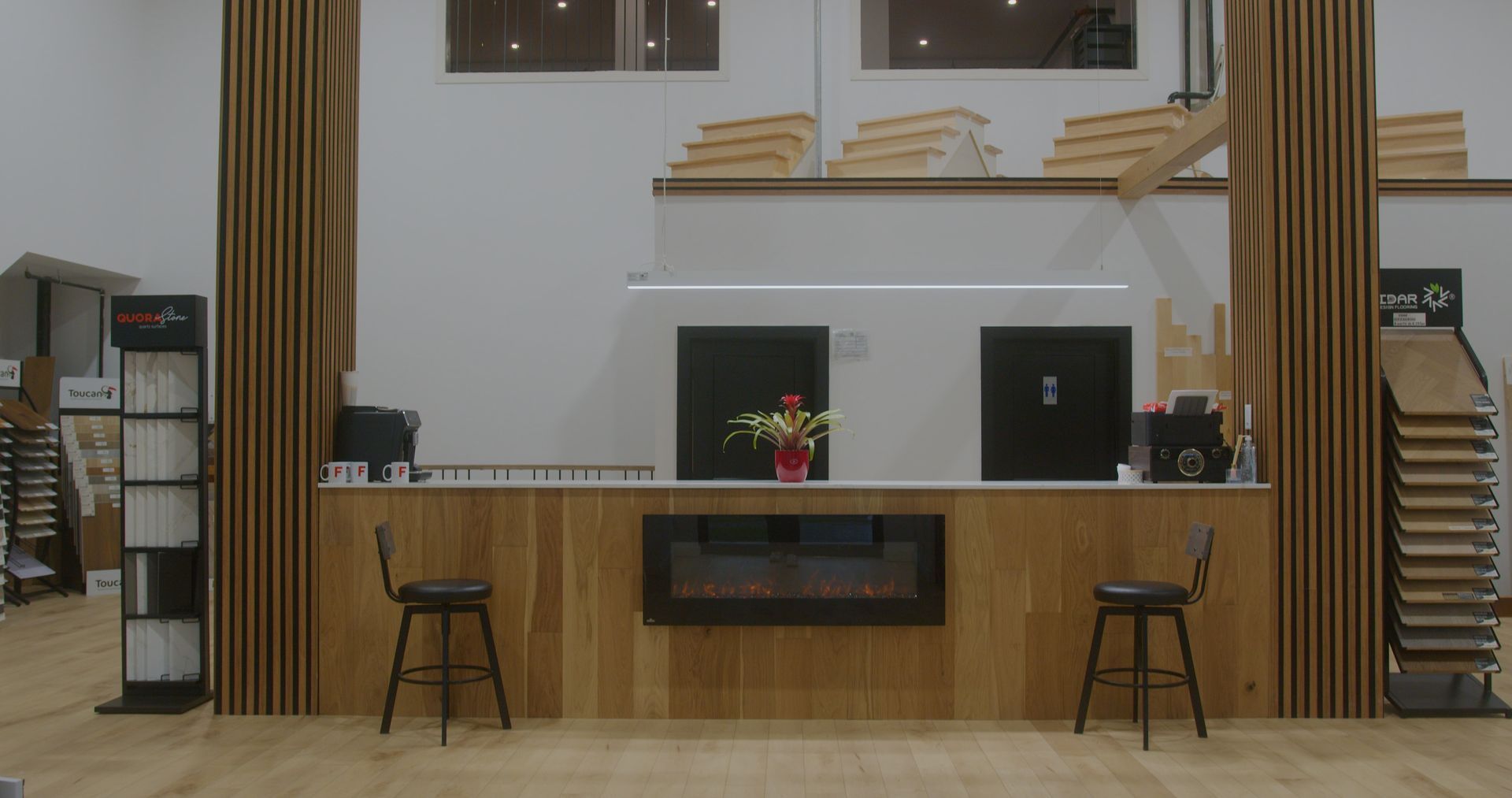 Il y a une cheminée au milieu de la pièce.