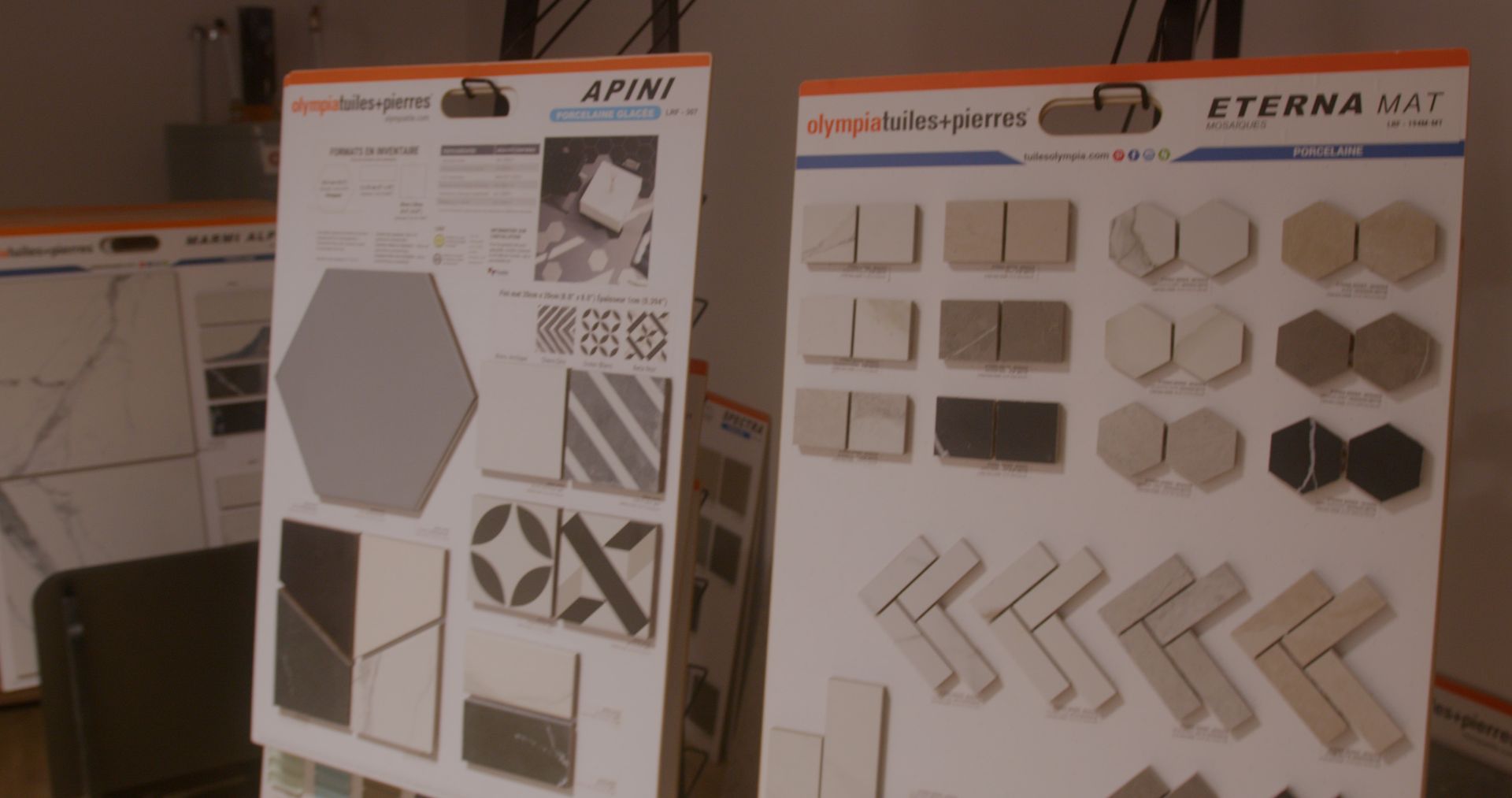 Un étalage de différents types de carreaux est accroché au mur.