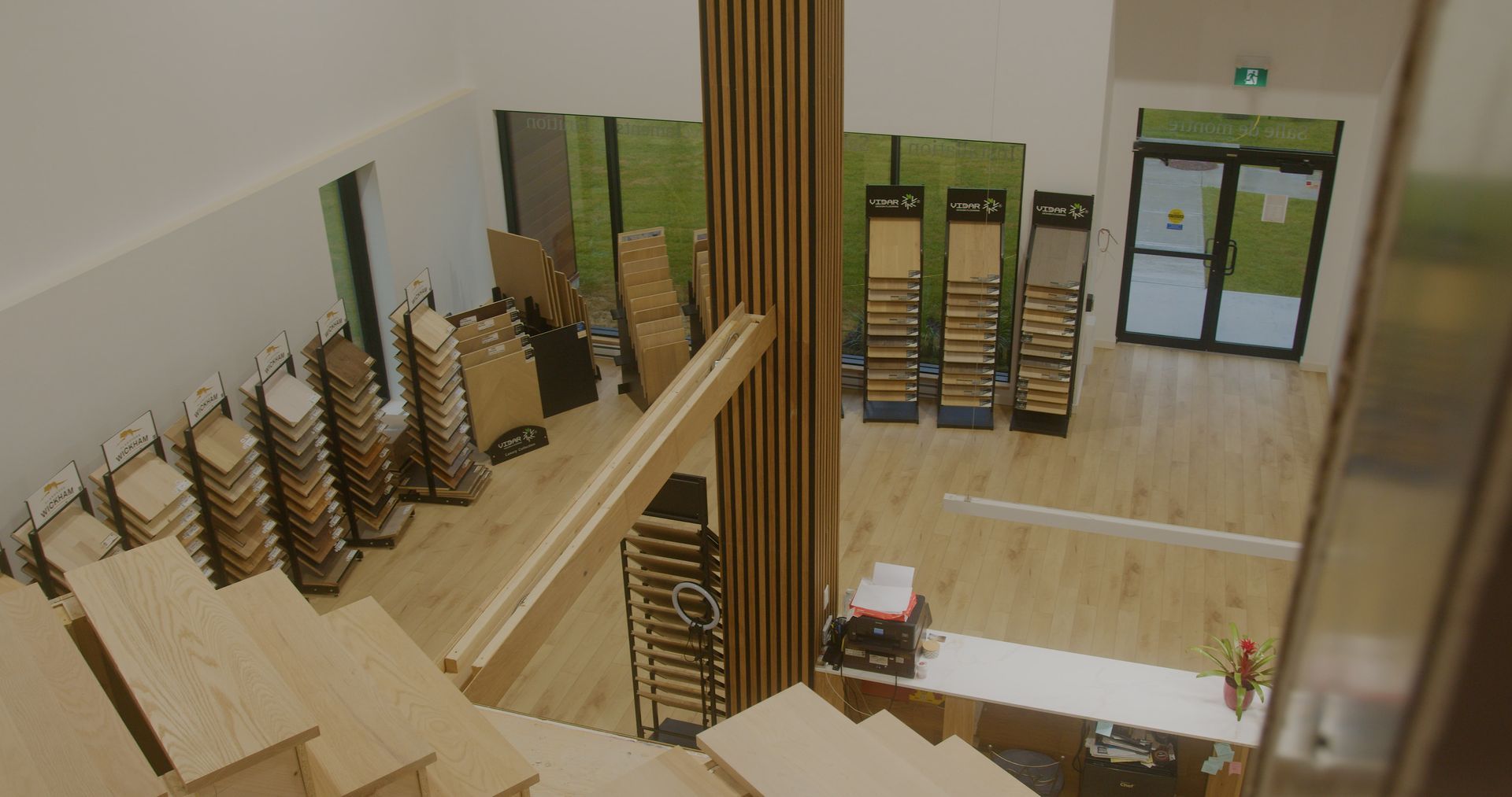 Une vue aérienne d'une salle d'exposition de parquet.