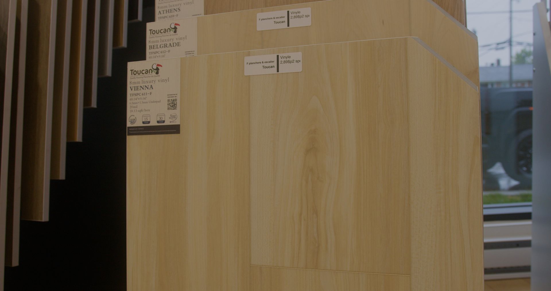 Un gros plan d'un mur en bois avec un escalier en arrière-plan.