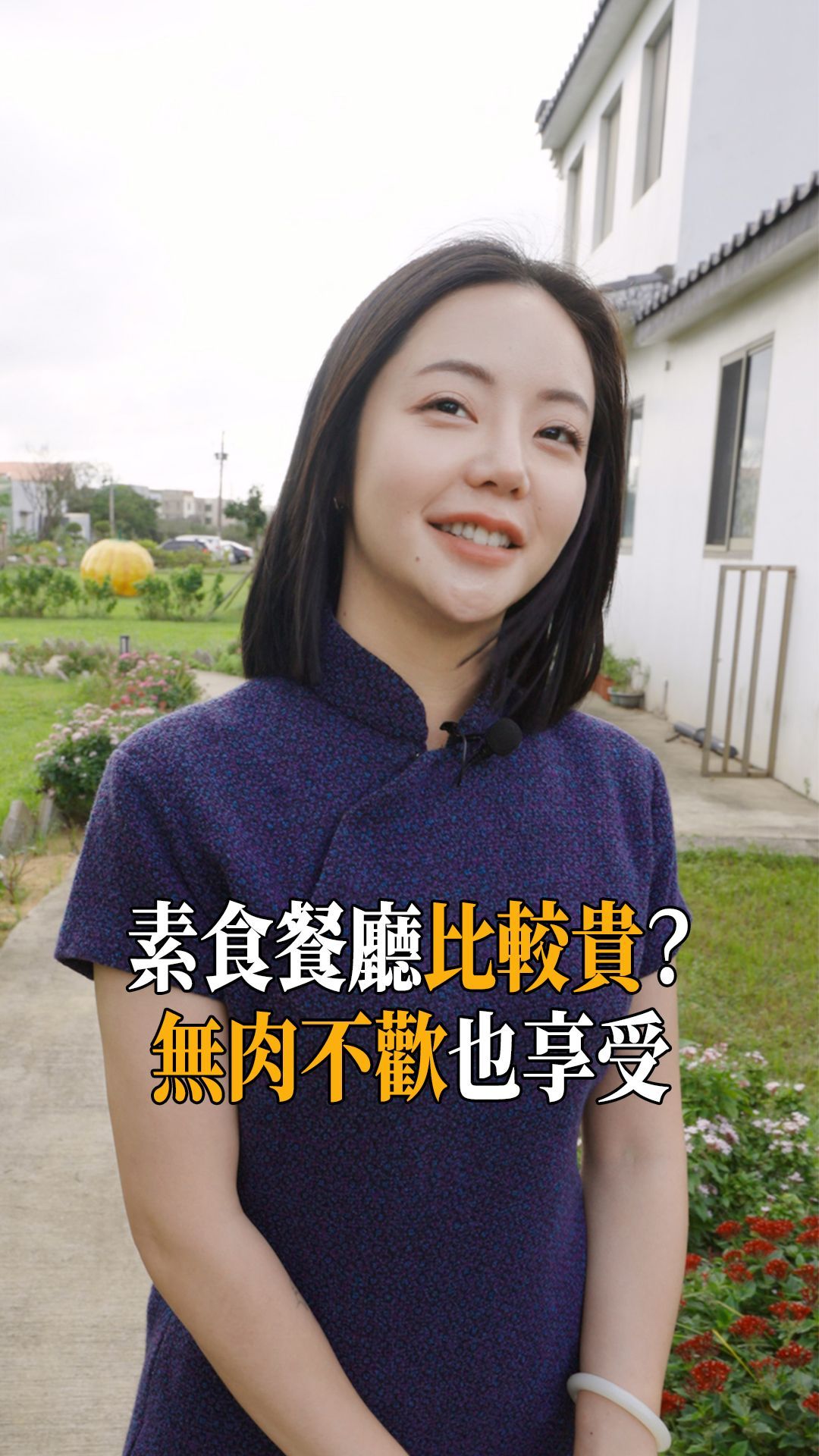 一位戴眼鏡的男子站在廚房準備食物。