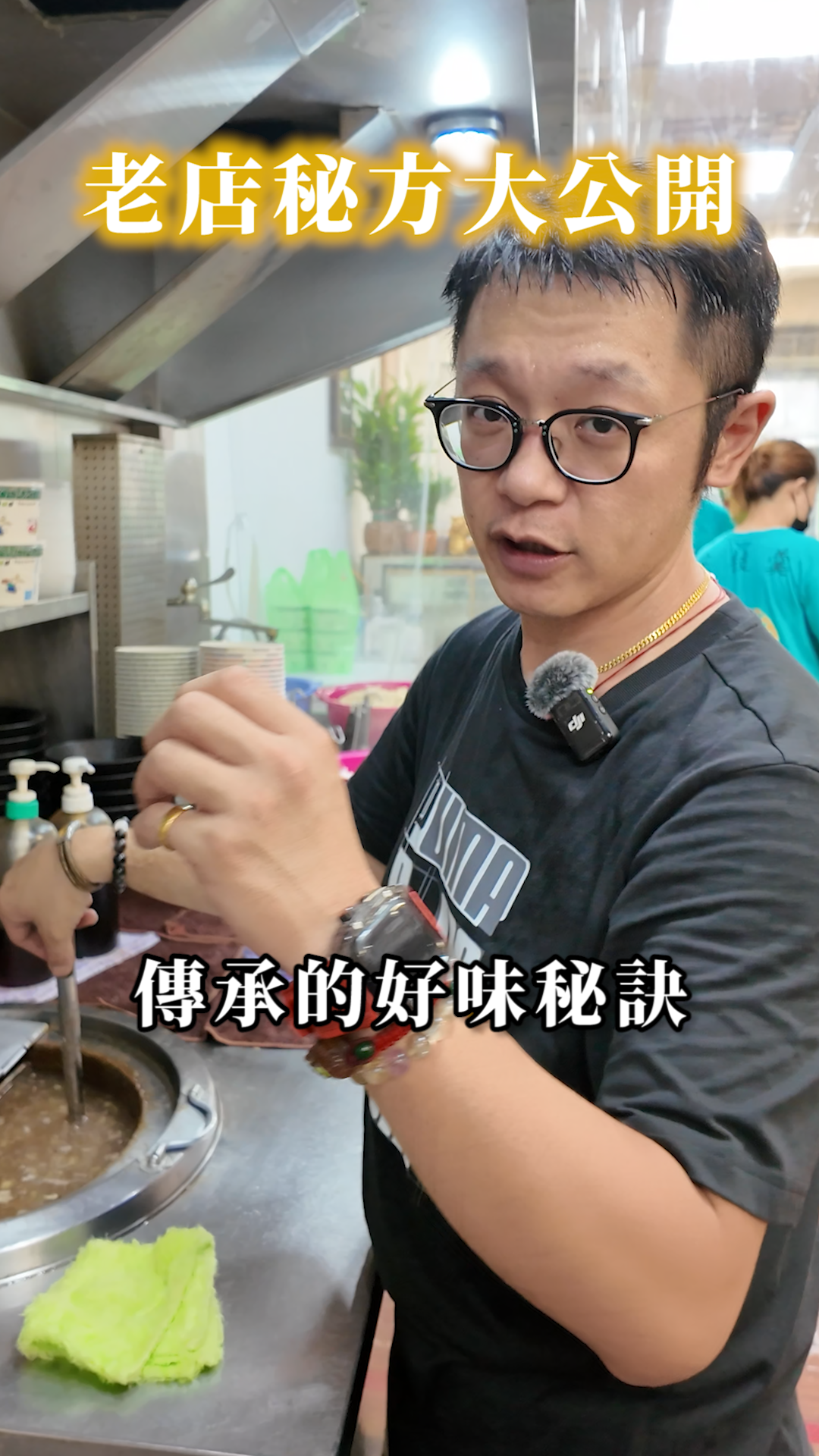 一位戴眼鏡的男子站在廚房準備食物。