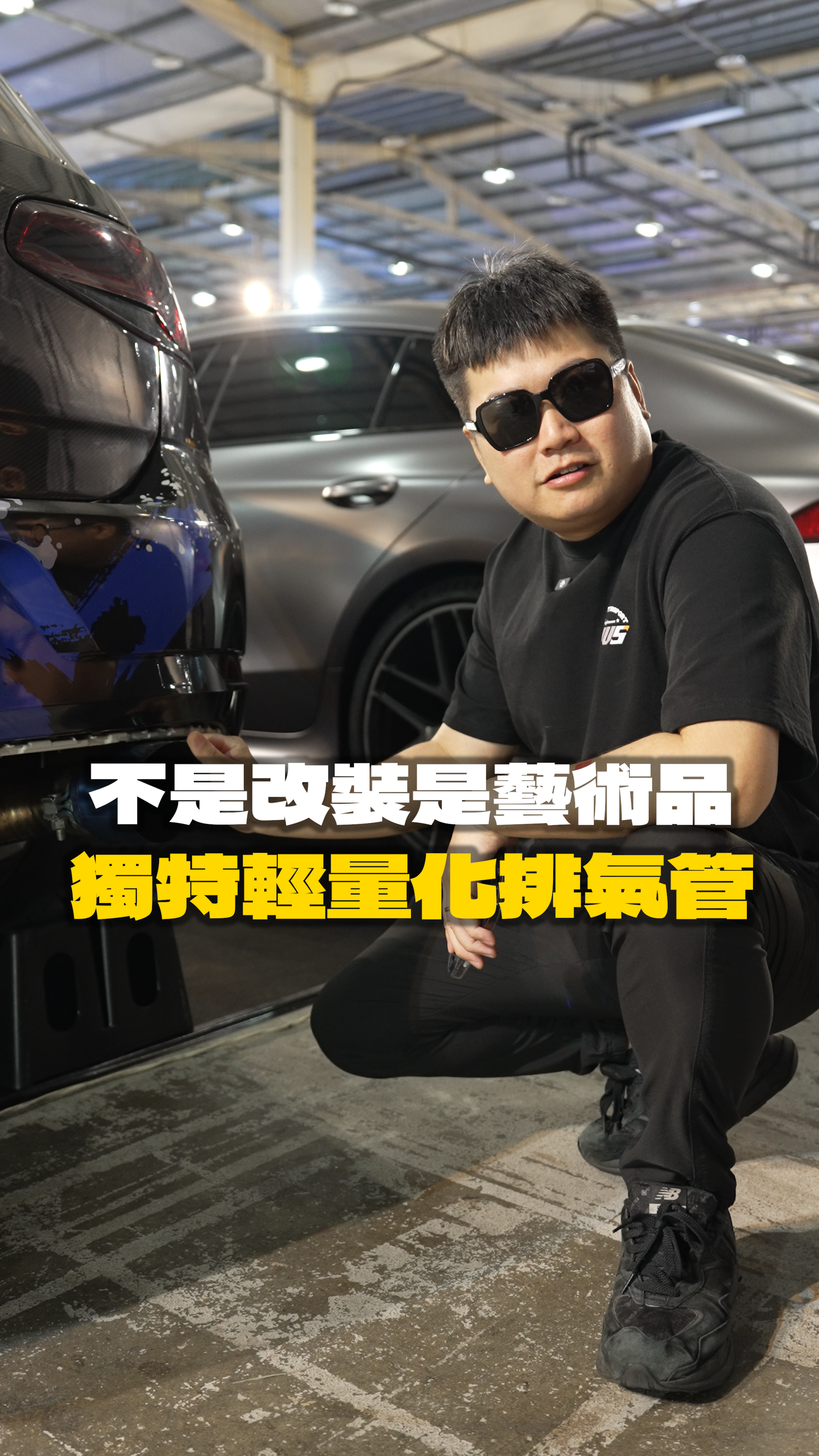 一名男子站在房間裡的一台機器前，機器上寫著中文。