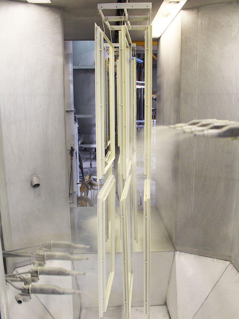 Una stanza con un sacco di cornici bianche appese al soffitto.