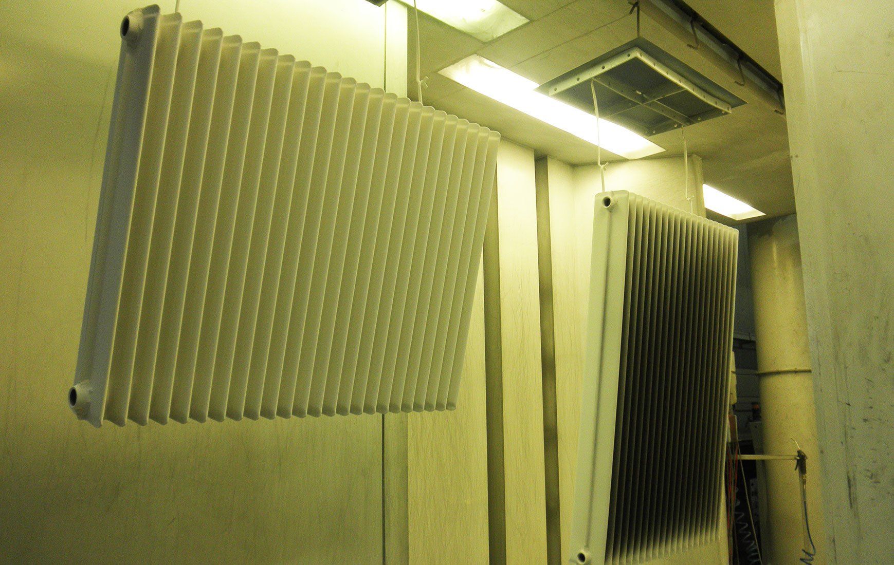 Due radiatori sono appesi al soffitto di una stanza