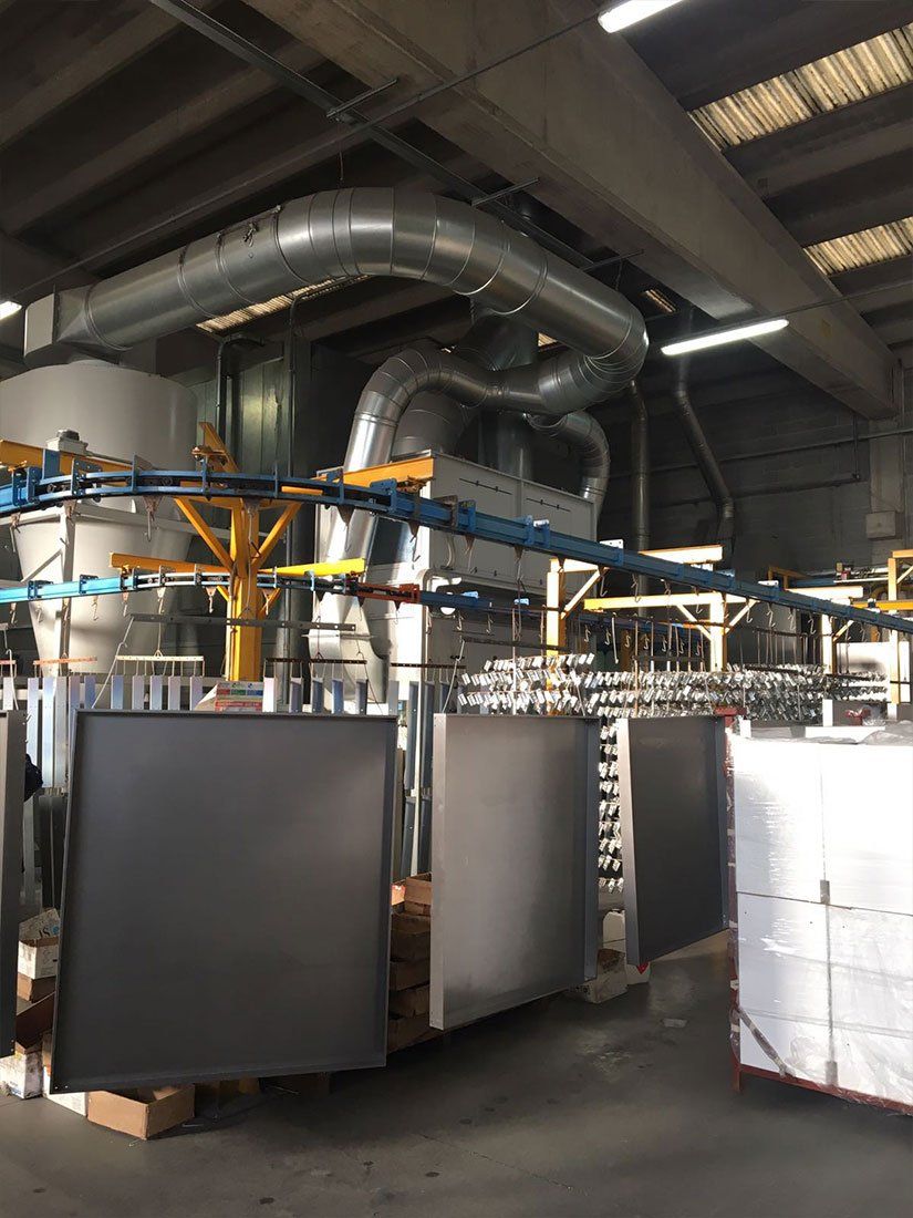 Un magazzino pieno di macchinari e scatole.