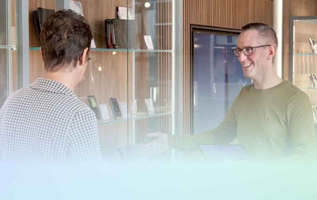 Lila spiraalvormige abstracte structuur bij tekst bewezen specialisten