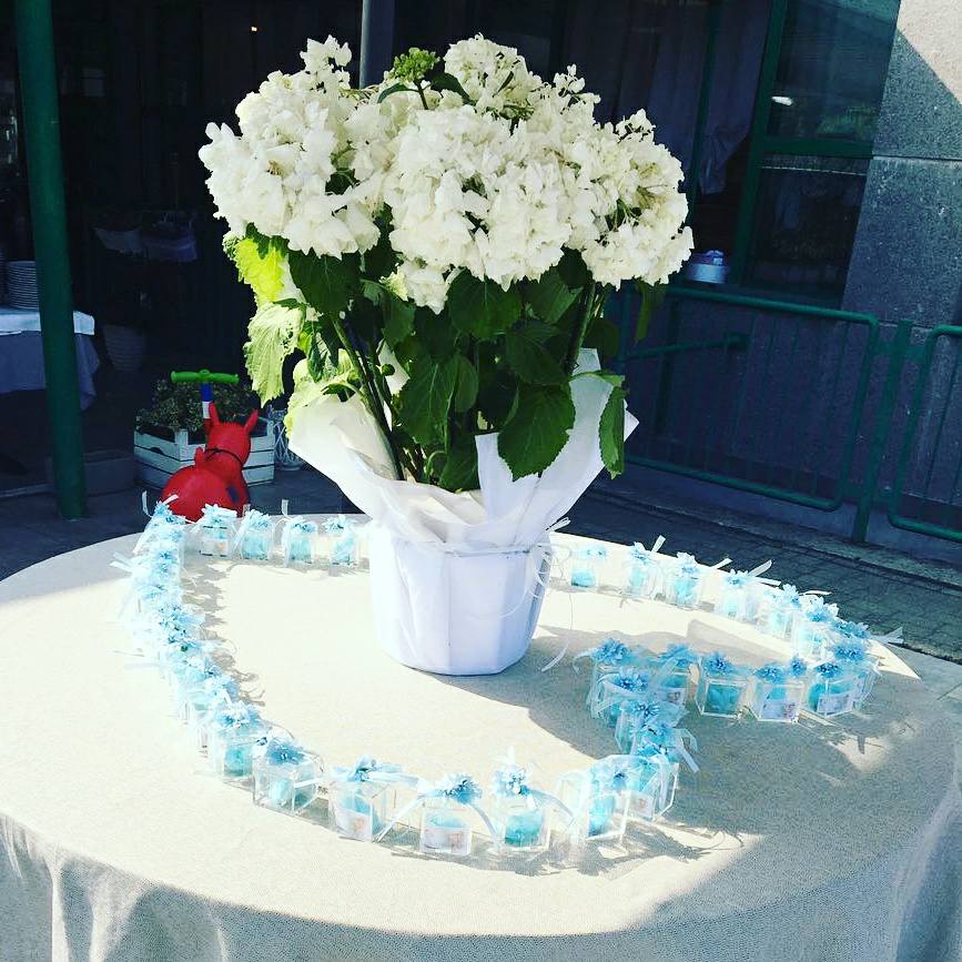 Tavolo con un vaso di rose bianche