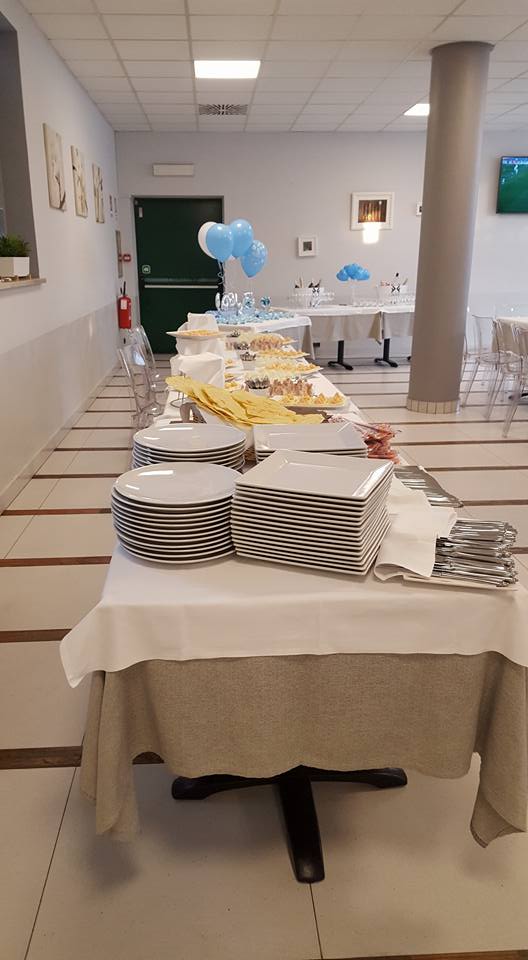 Sala di un ristorante addobbato per un evento