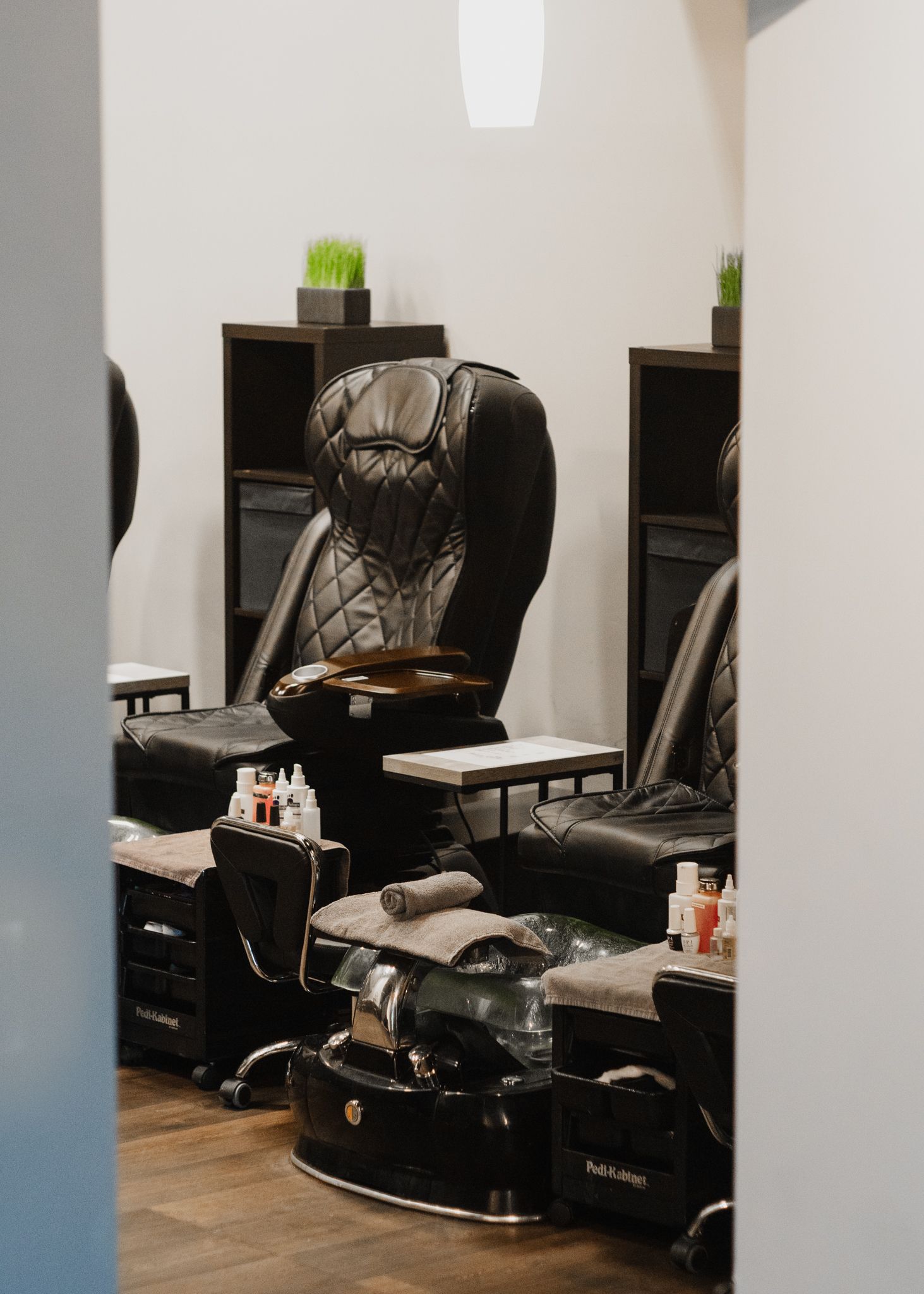 A couple of chairs in a room in a salon.