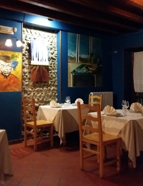 locale interno con quadri