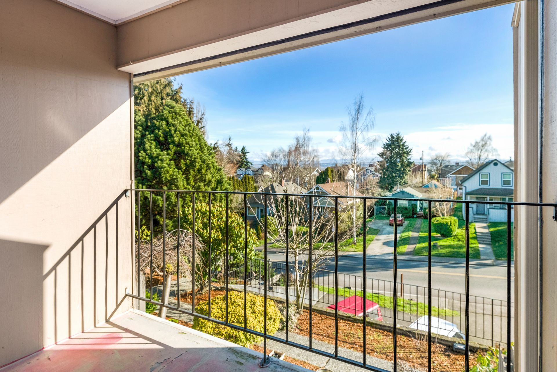 Photo showing a balcony's scenic view