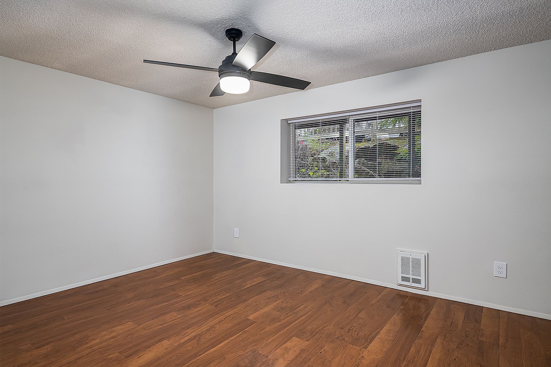Photo showing a bedroom with a ceiling fan