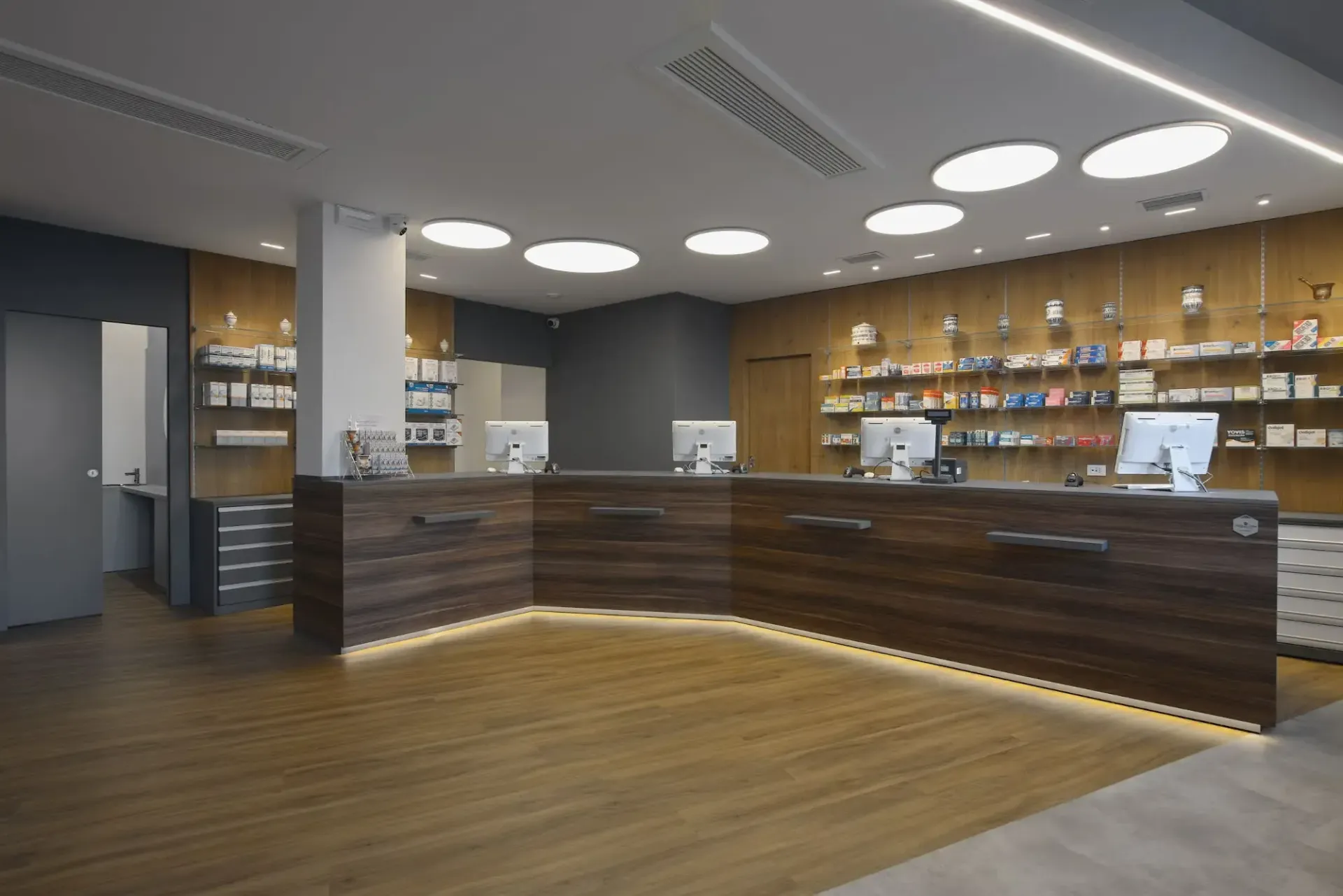 Arredamento Farmacia Alganon Arona banco vendita, retrobanco