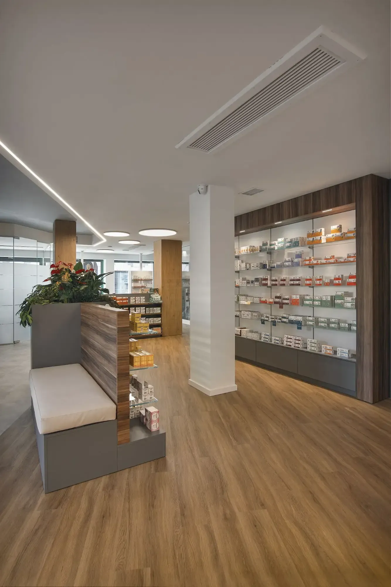 Arredamento Farmacia Alganon Arona gondola espositiva d'attesa, expo a parete