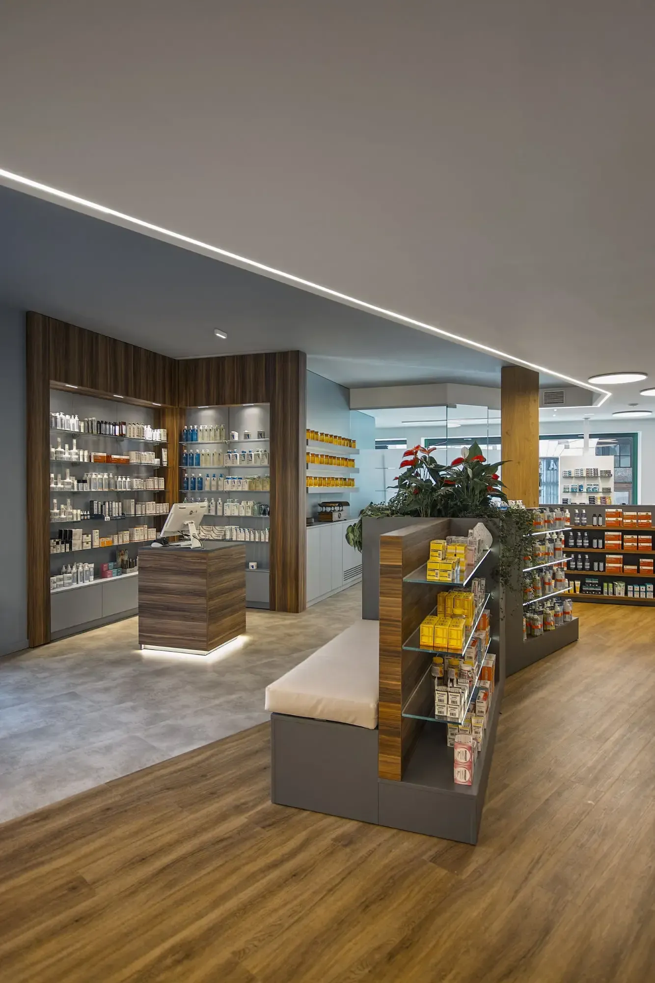 Arredamento Farmacia Alganon Arona pavimentazione, gondola espositiva d'attesa, banco cosmesi, expo parete