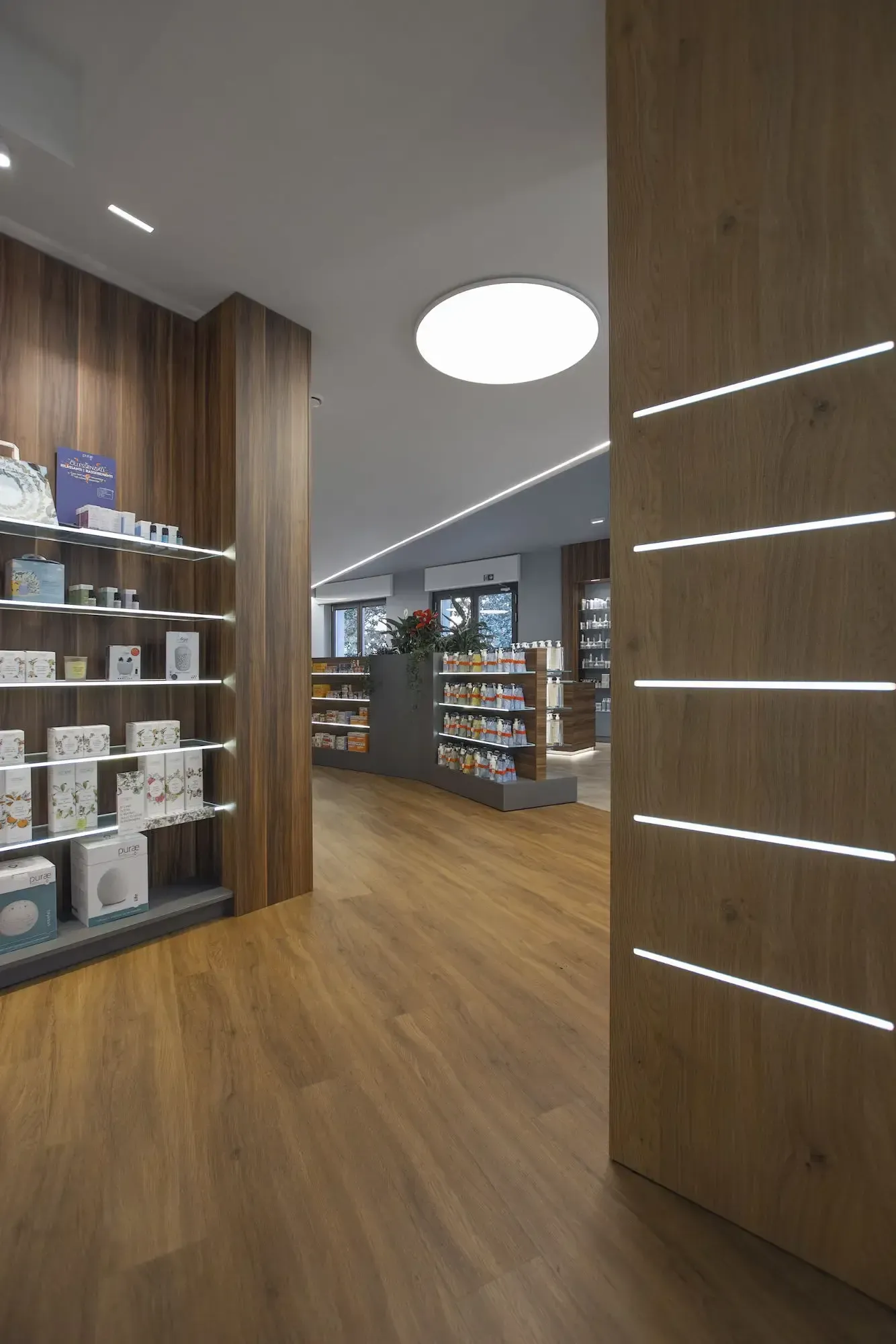 Arredamento Farmacia Alganon Arona   zona passaggio, expo a parete